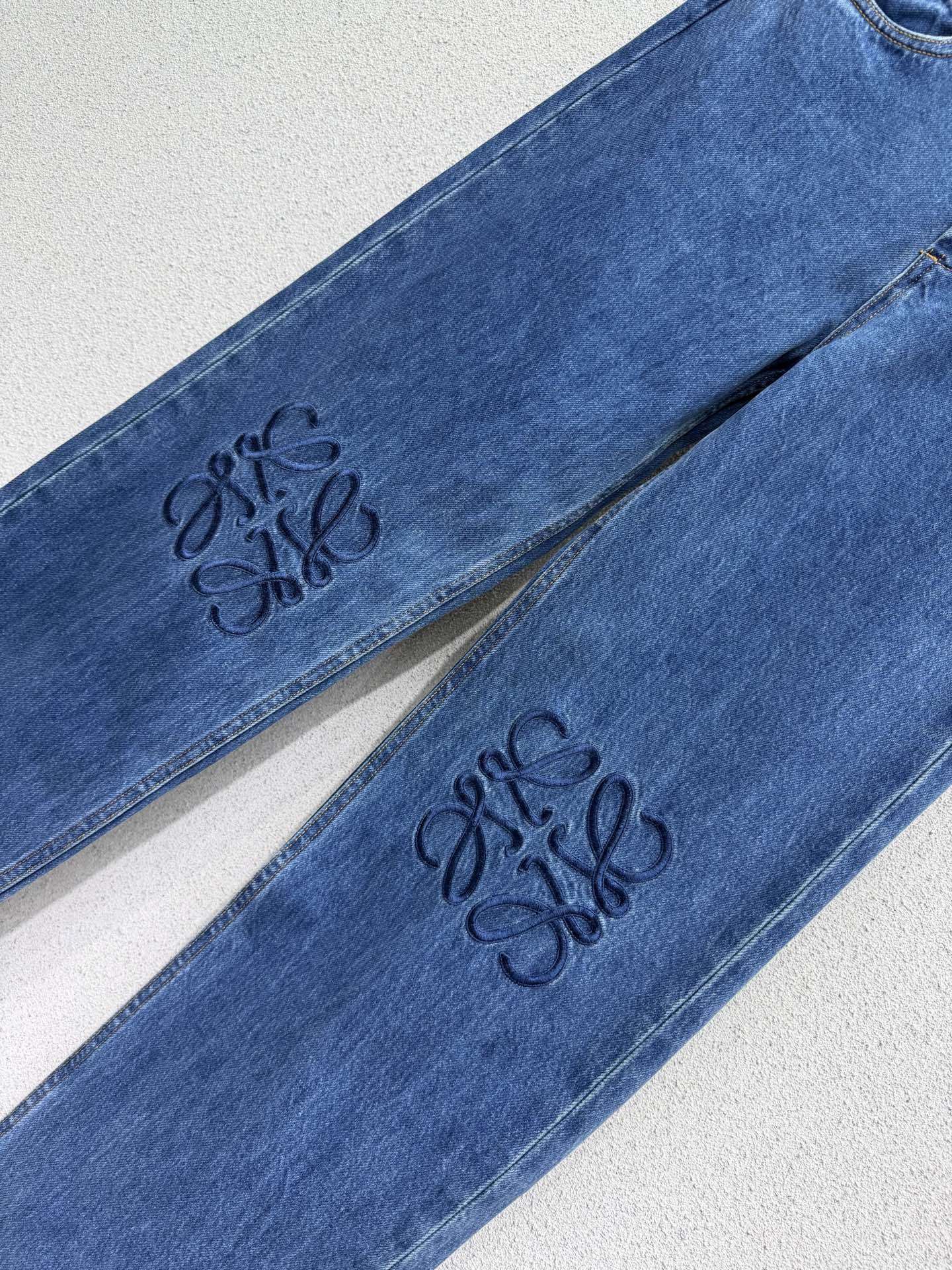 EMBOSSED LOGO RELAXED DENIM JEANS
