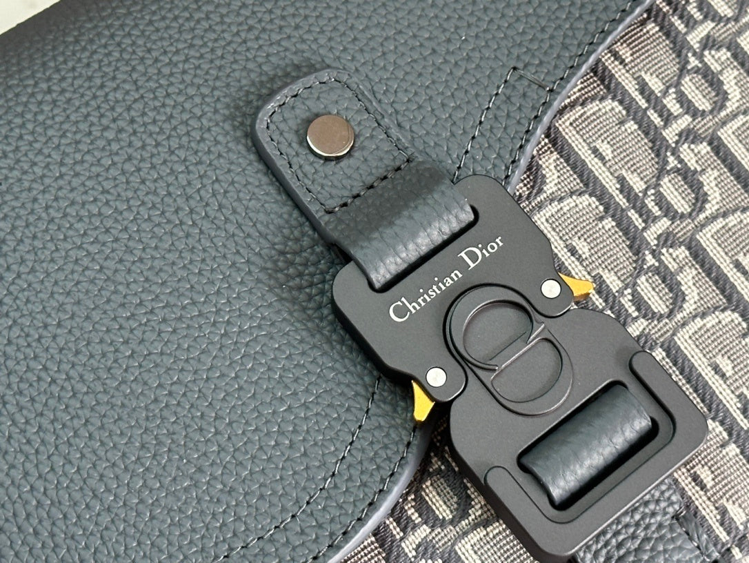 TEXTURED CROSSBODY BAG WITH FLAP CLOSURE