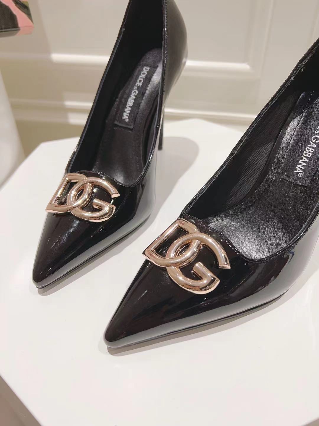 BLACK PATENT POINTED TOE HEEL PUMPS
