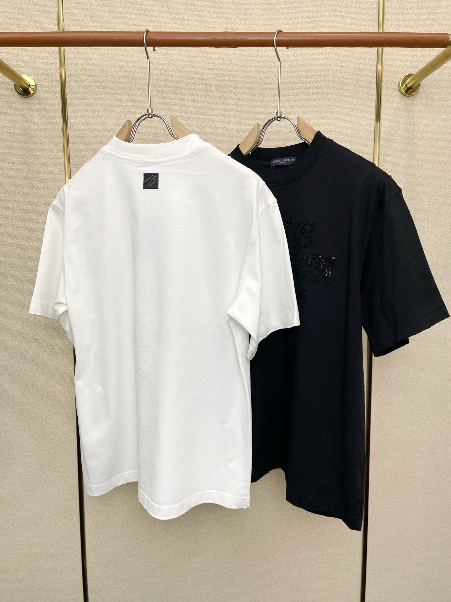 T-SHIRT AUS BAUMWOLLE MIT GEPRÄGTEM LOGO