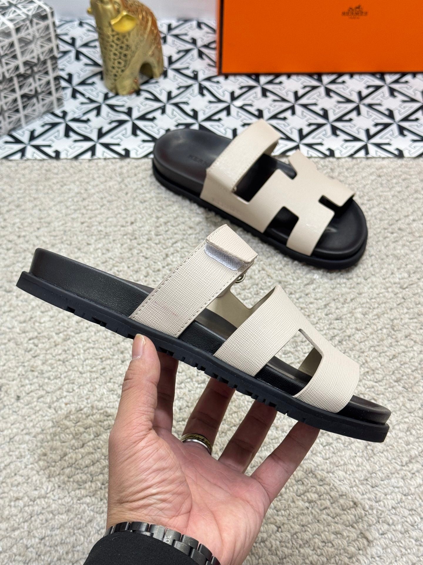 DUAL-TONE LEATHER SLIDE SANDALS