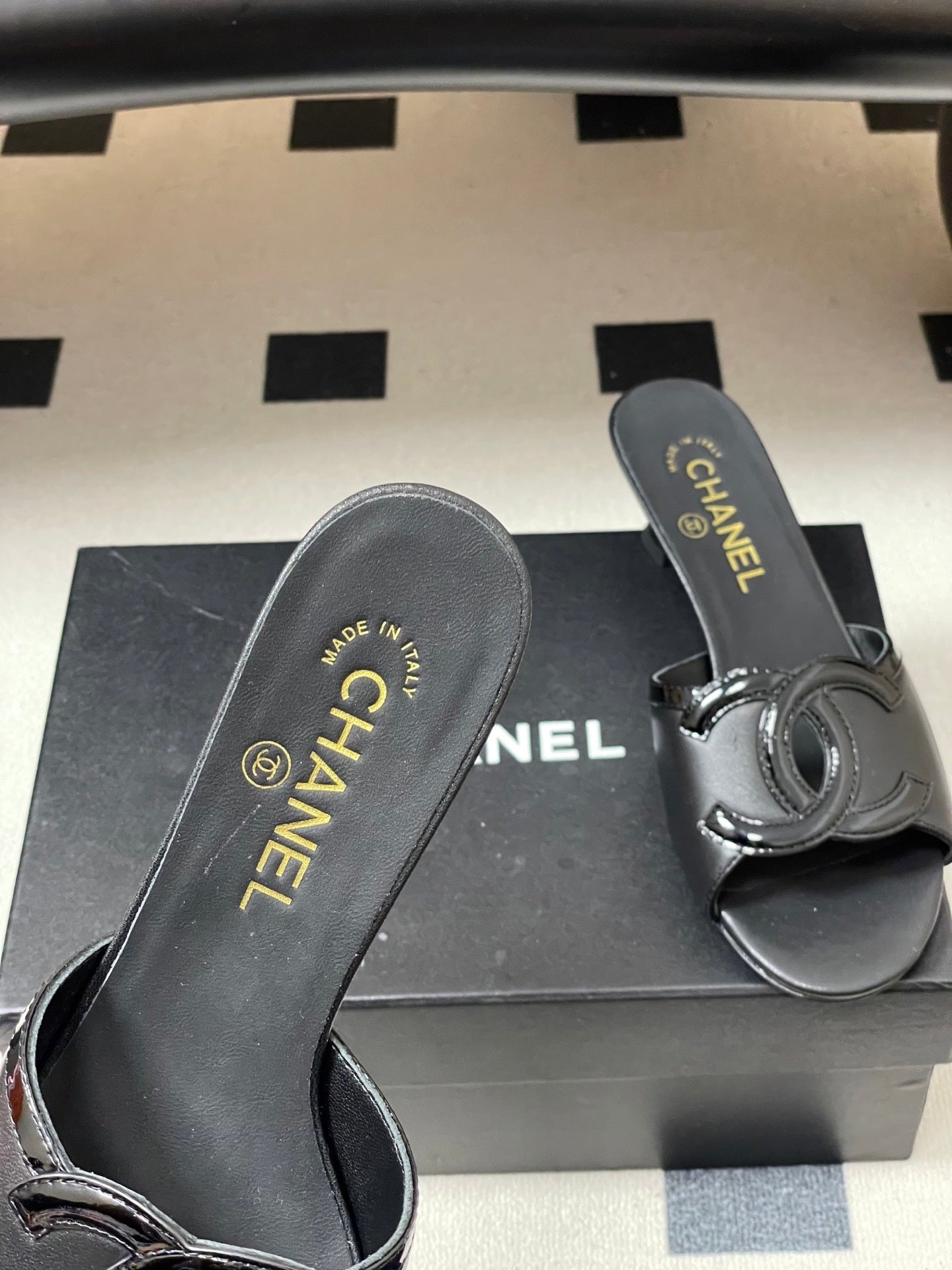 BLACK LOW HEEL MULE SANDALS