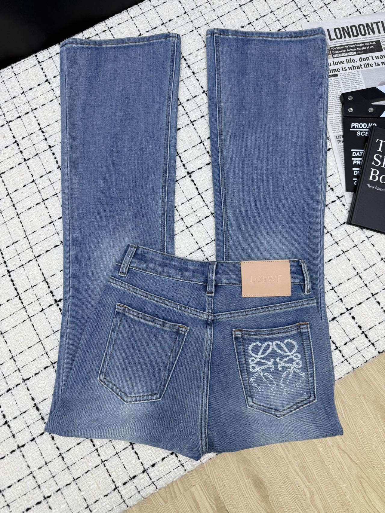 CLASSIC HIGH-RISE FLARED DENIM JEANS