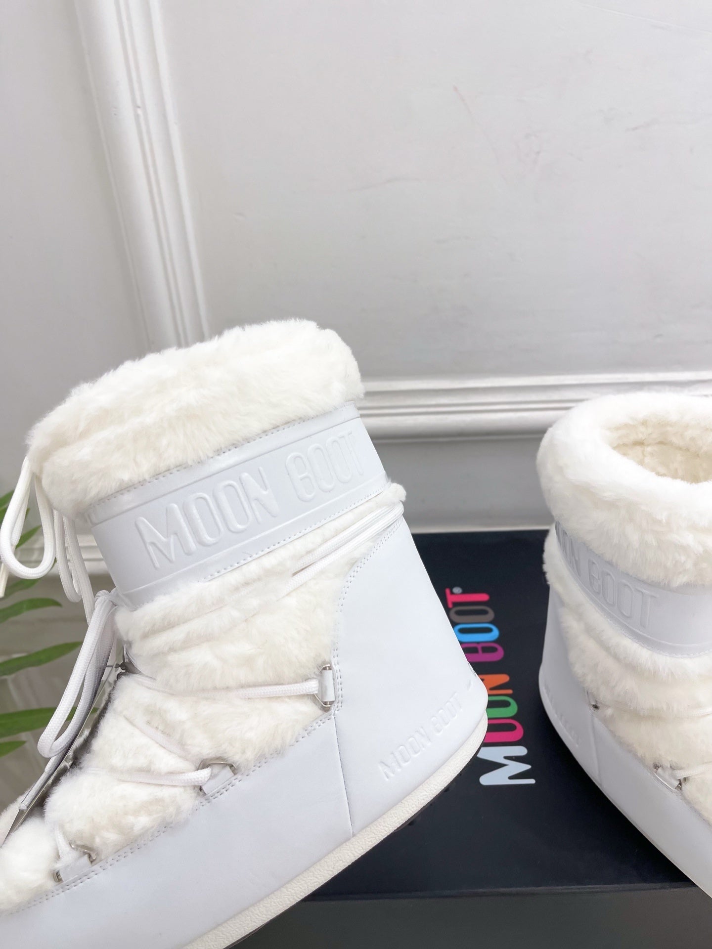 WINTER WHITE BOOTS WITH FAUX FUR LINING
