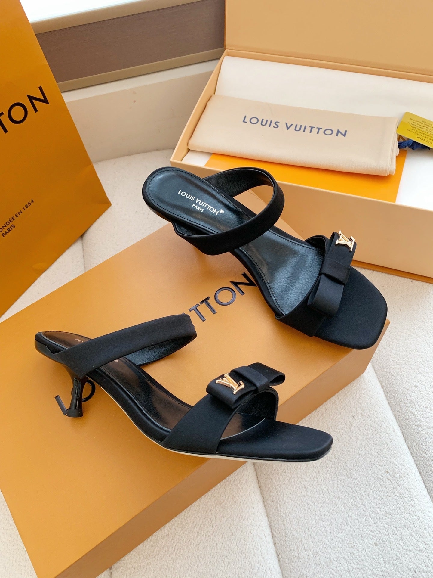 BLACK BOW DETAIL SLIDE HEEL SANDALS
