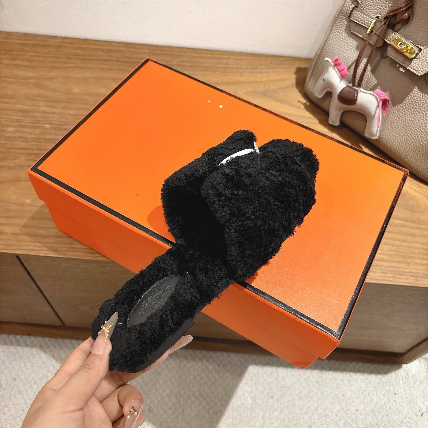 BLACK FAUX FUR SLIDE SLIPPERS