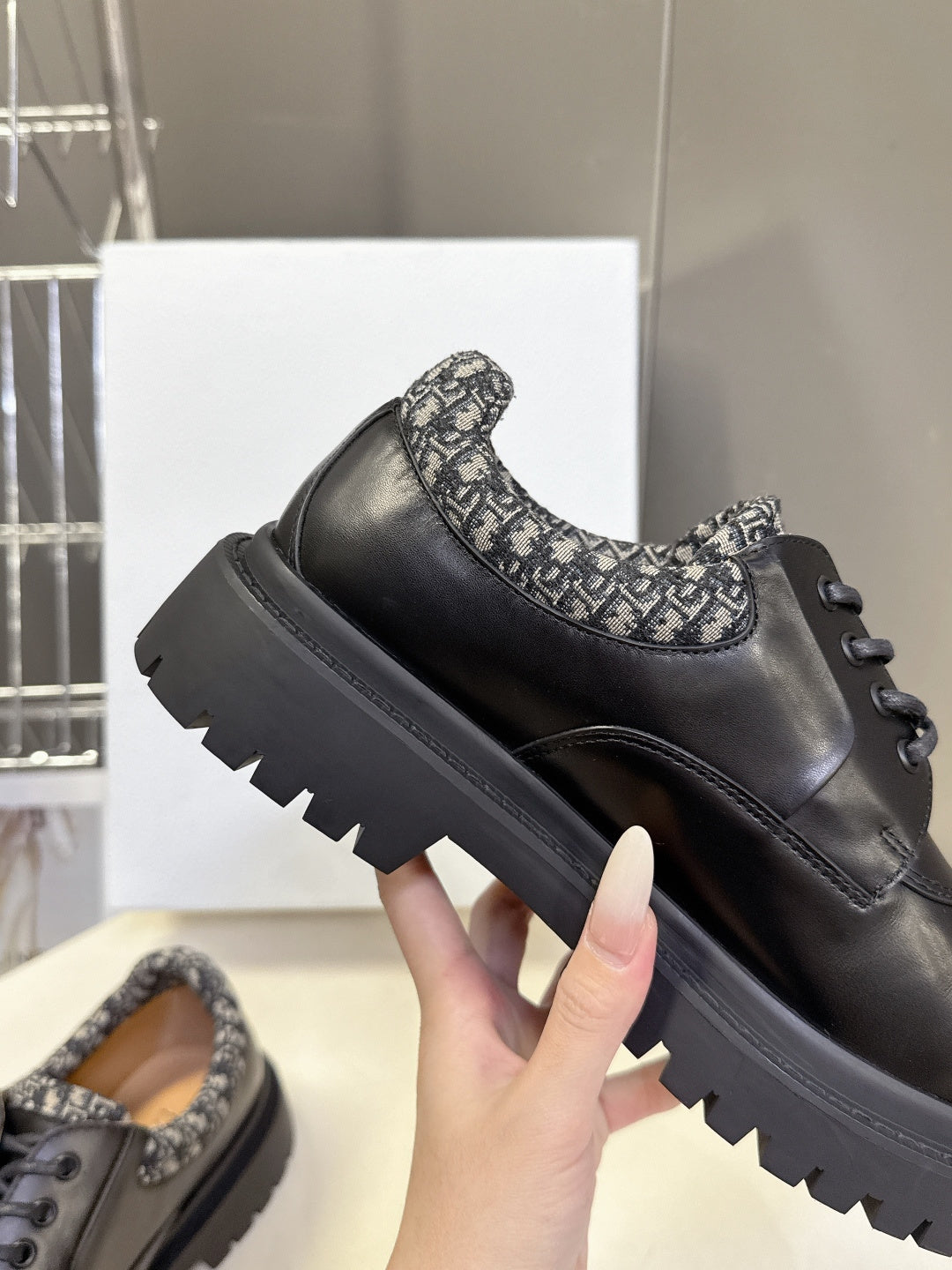MEN’S BLACK LEATHER LACE-UP SHOES WITH CHUNKY SOLE
