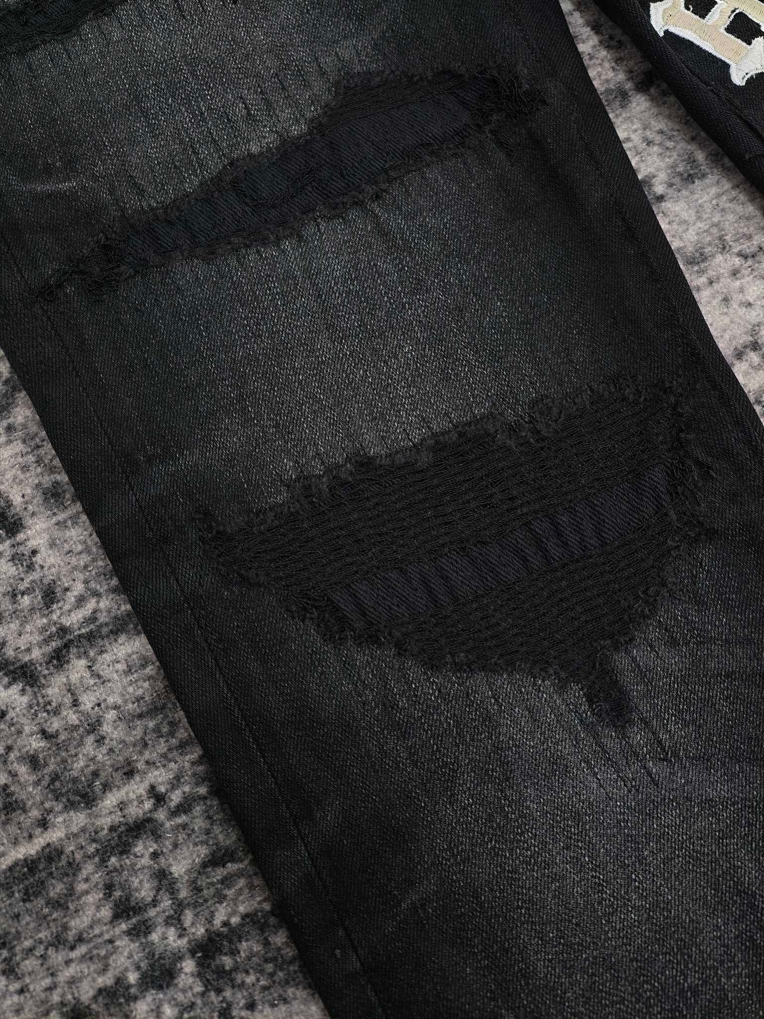 DISTRESSED LOGO APPLIQUÉ SKINNY JEANS