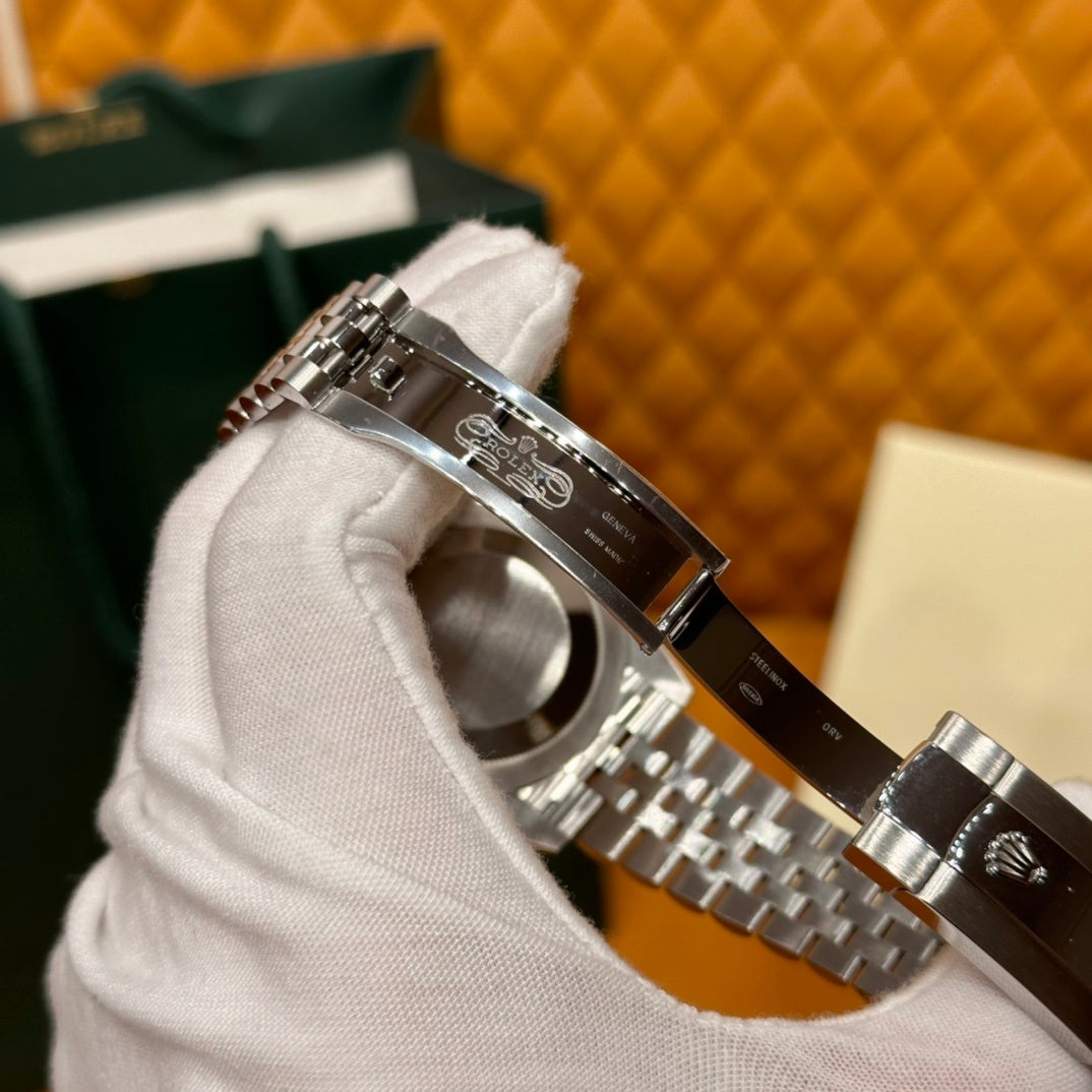 LUXURY BLUE DIAL DIAMOND WATCH