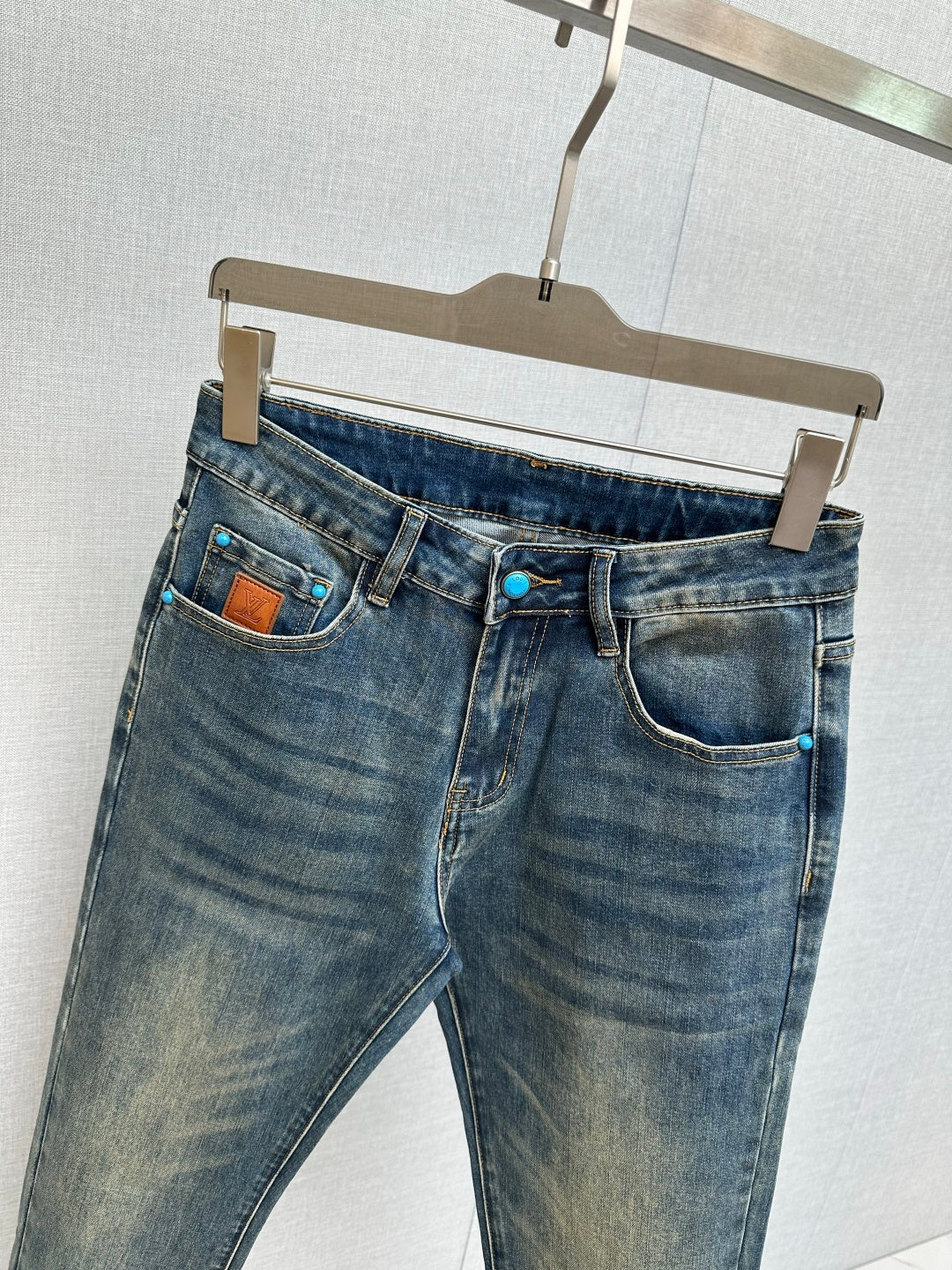 BLUE DENIM JEANS WITH CONTRAST STITCHED BACK POCKET