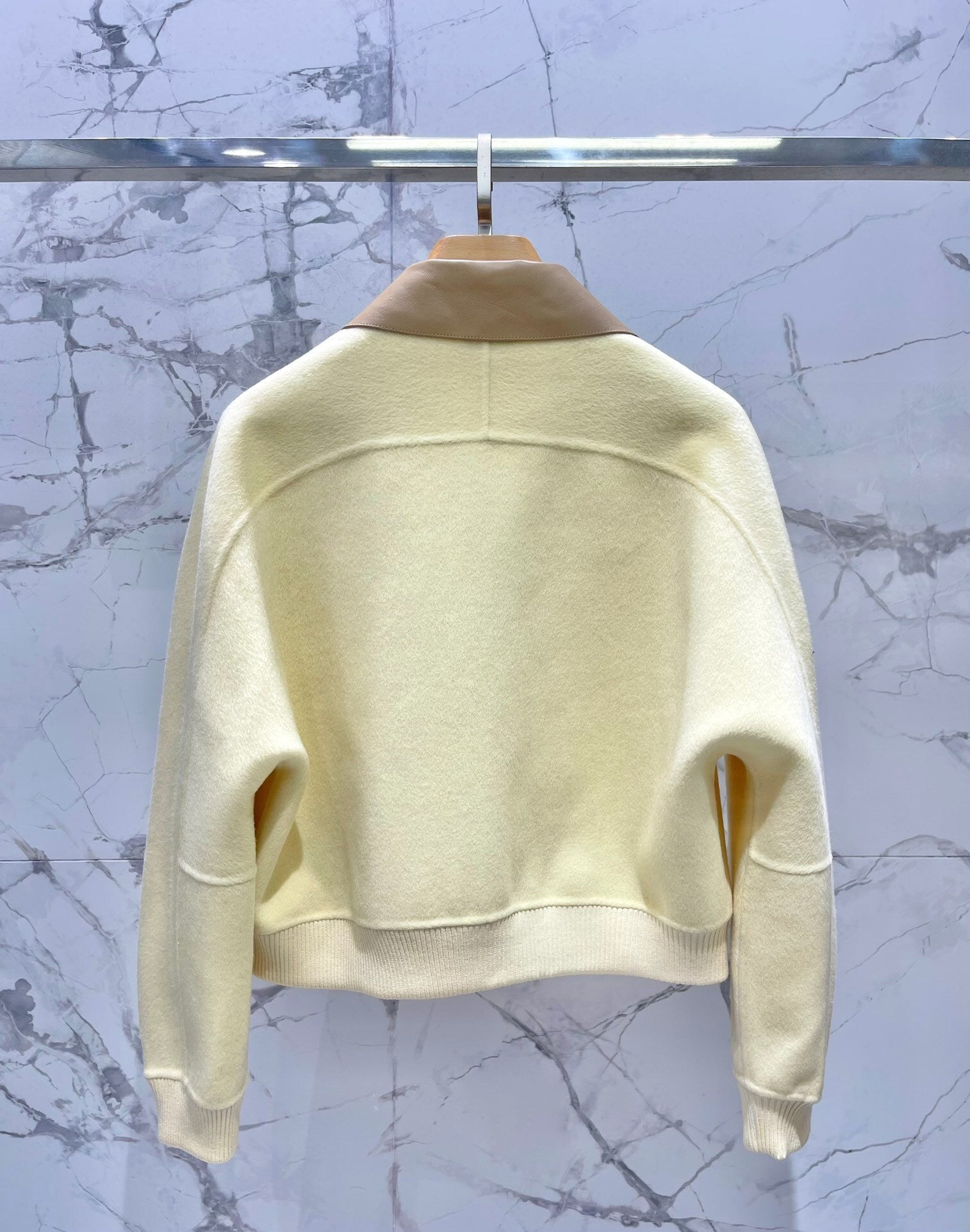 KURZE JACKEN MIT REISSVERSCHLUSS UND KONTRASTIERENDEN KRAGENDETAILS