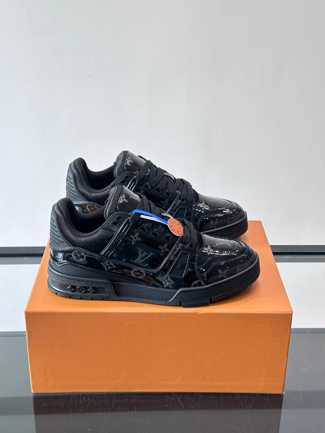 GLOSSY BLACK LOW-TOP SNEAKERS