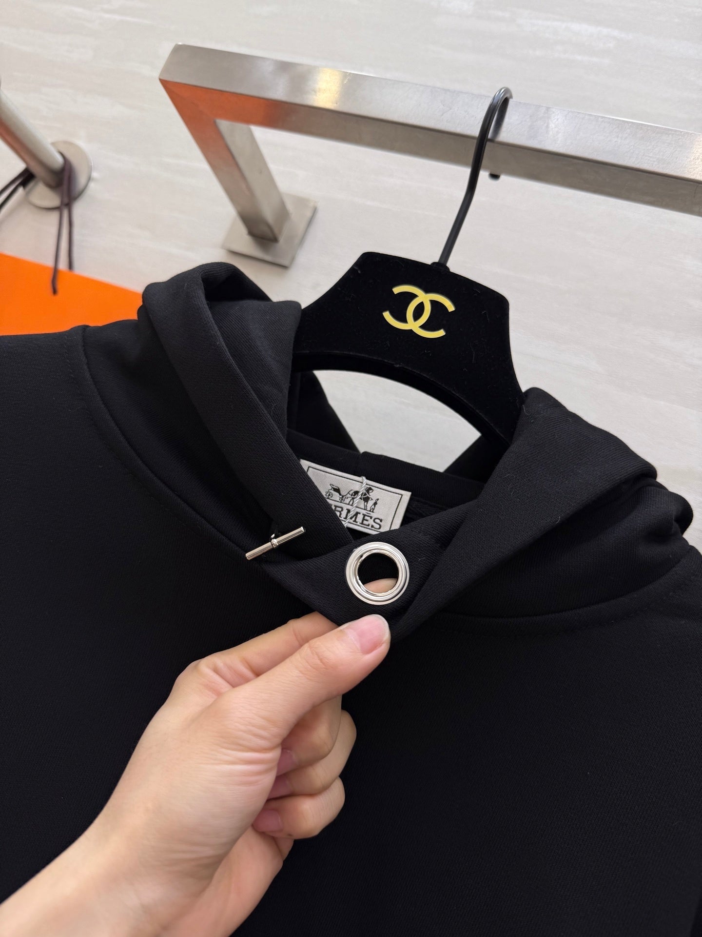 BLACK HOODED SWEATSHIRT AND RELAXED FIT PANTS SET