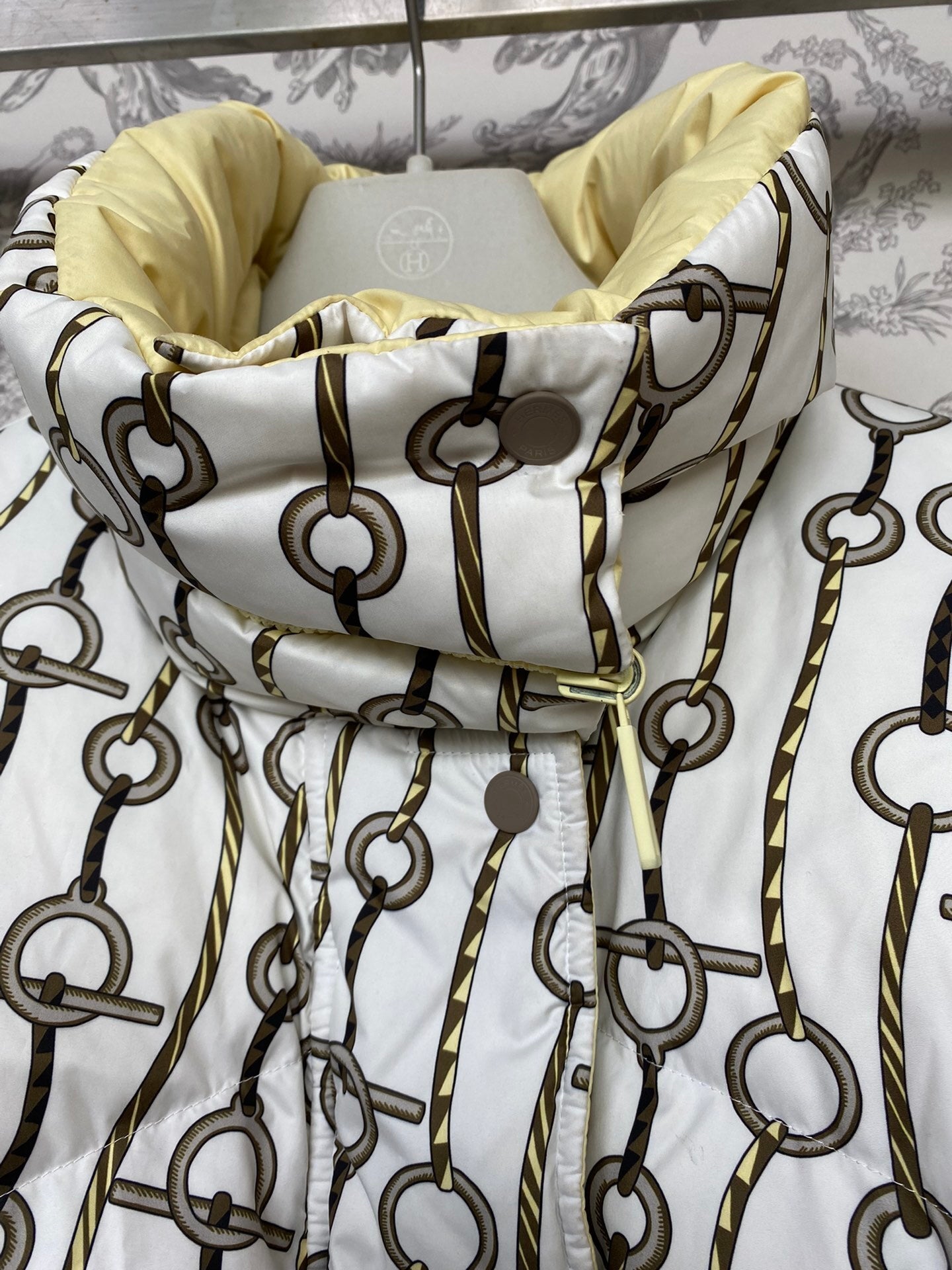 PATTERNED PUFFER JACKET WITH CONTRAST SLEEVES AND HIGH COLLAR