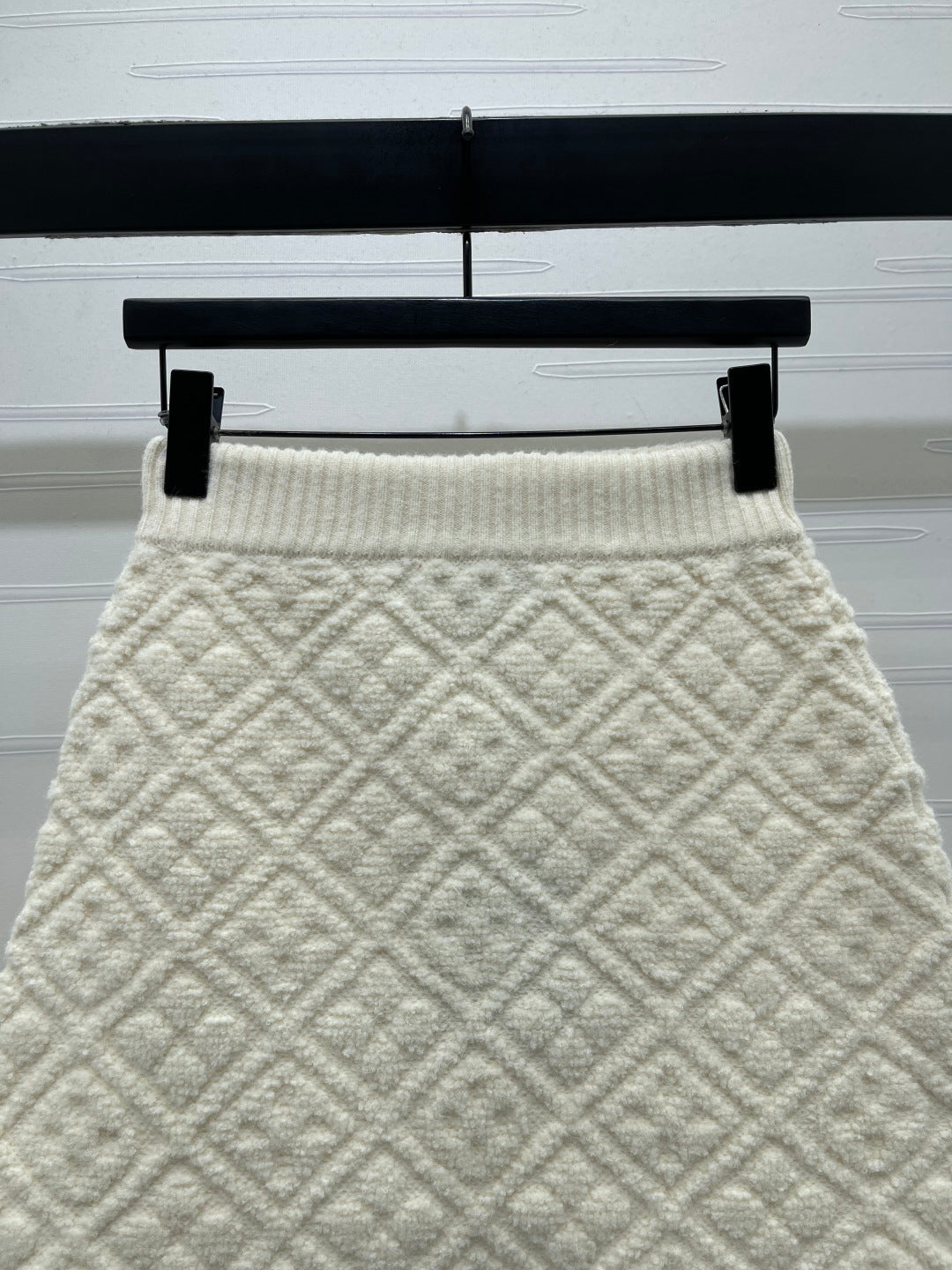 TEXTURED QUILTED KNIT MINI SKIRT