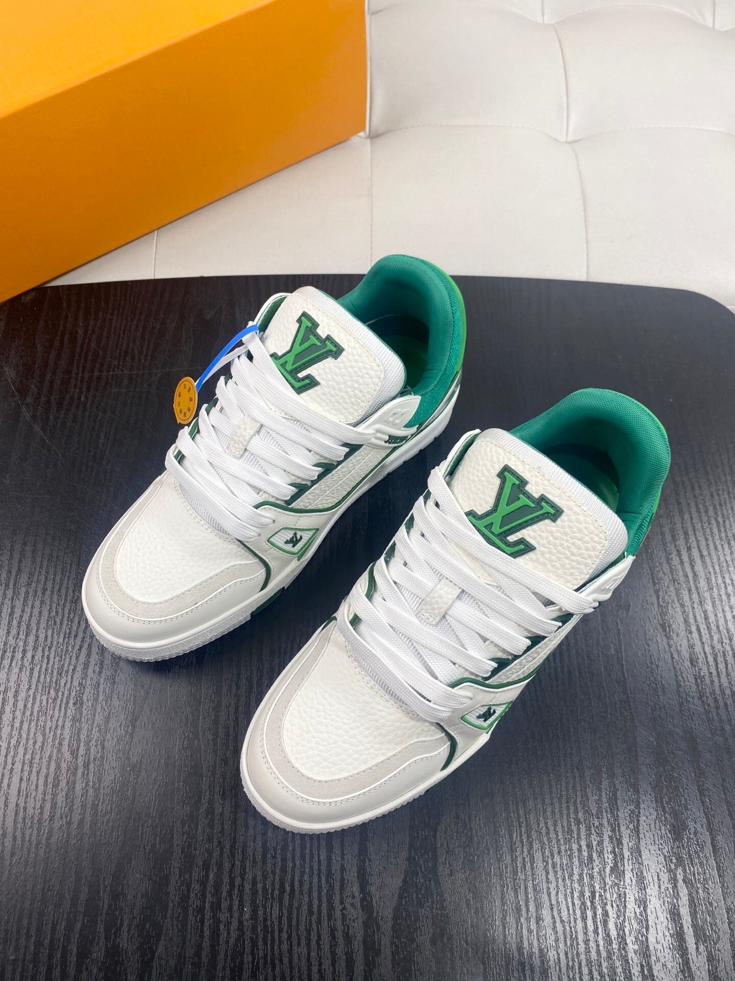 LOW-TOP LEATHER SNEAKERS WITH GREEN ACCENTS