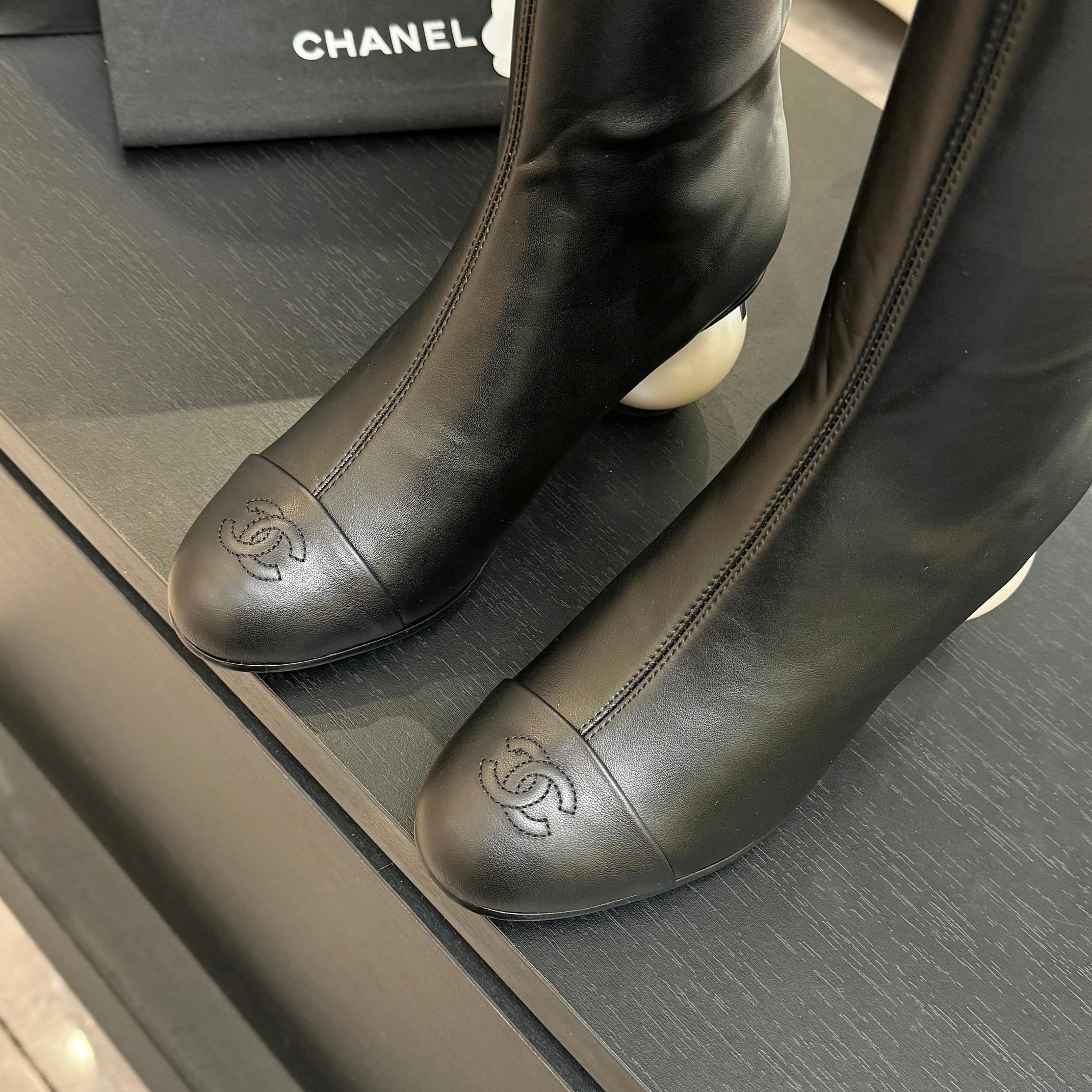 SCHWARZE LEDER-KNIEHOHE STIEFEL MIT SKULPTURELLEM ABSATZ