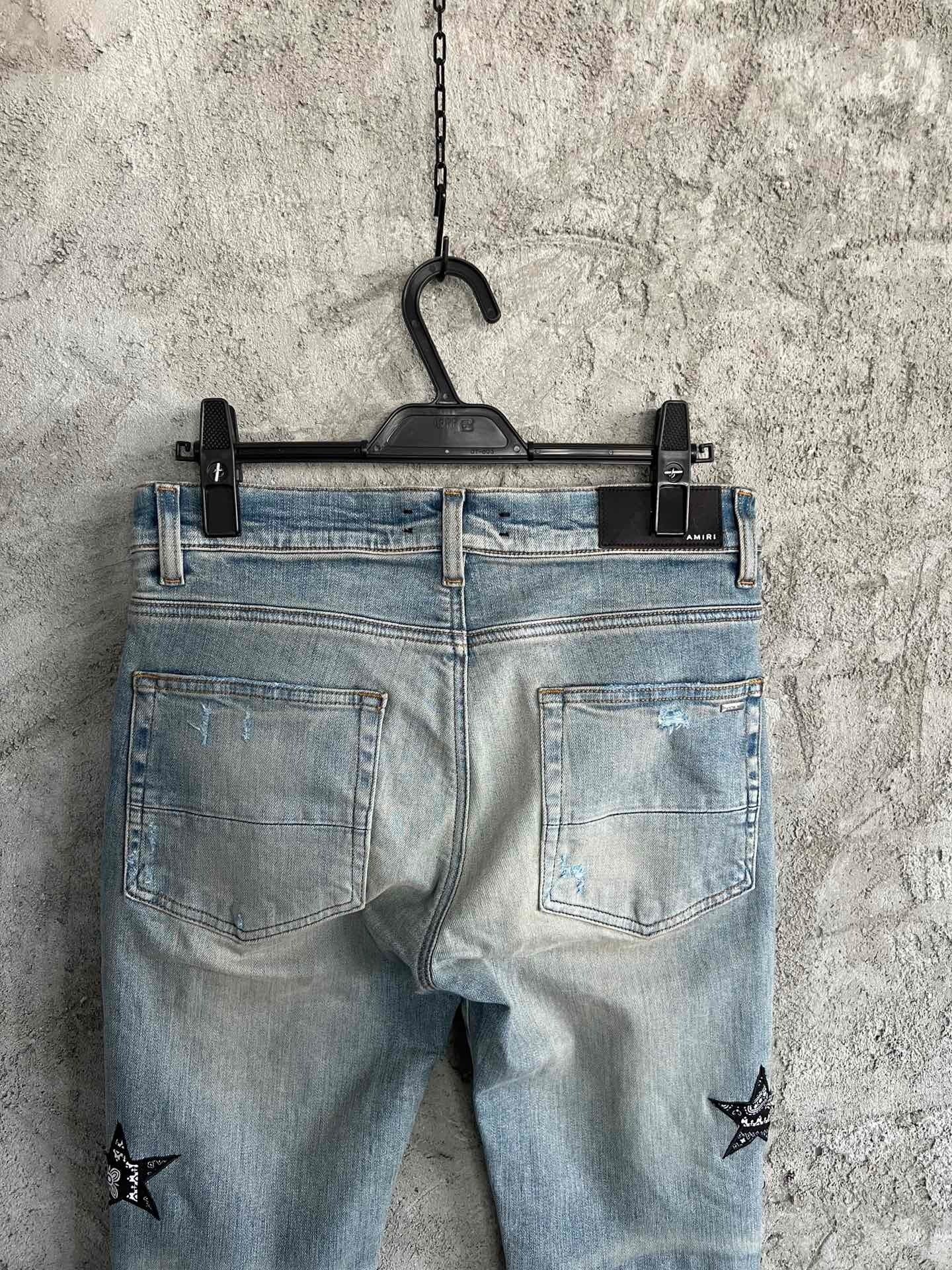 STAR APPLIQUÉ DISTRESSED SKINNY JEANS