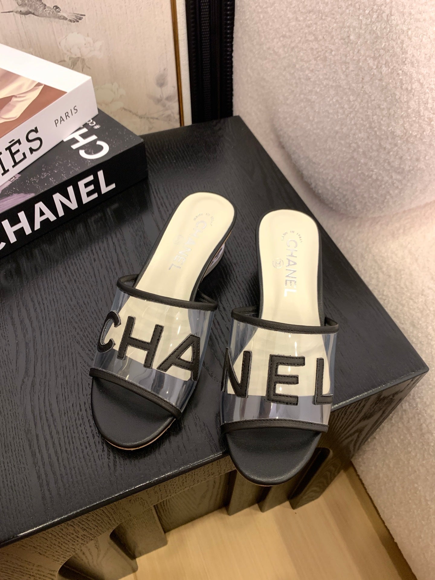CLEAR LOGO STRAP FLAT SLIDES – BLACK