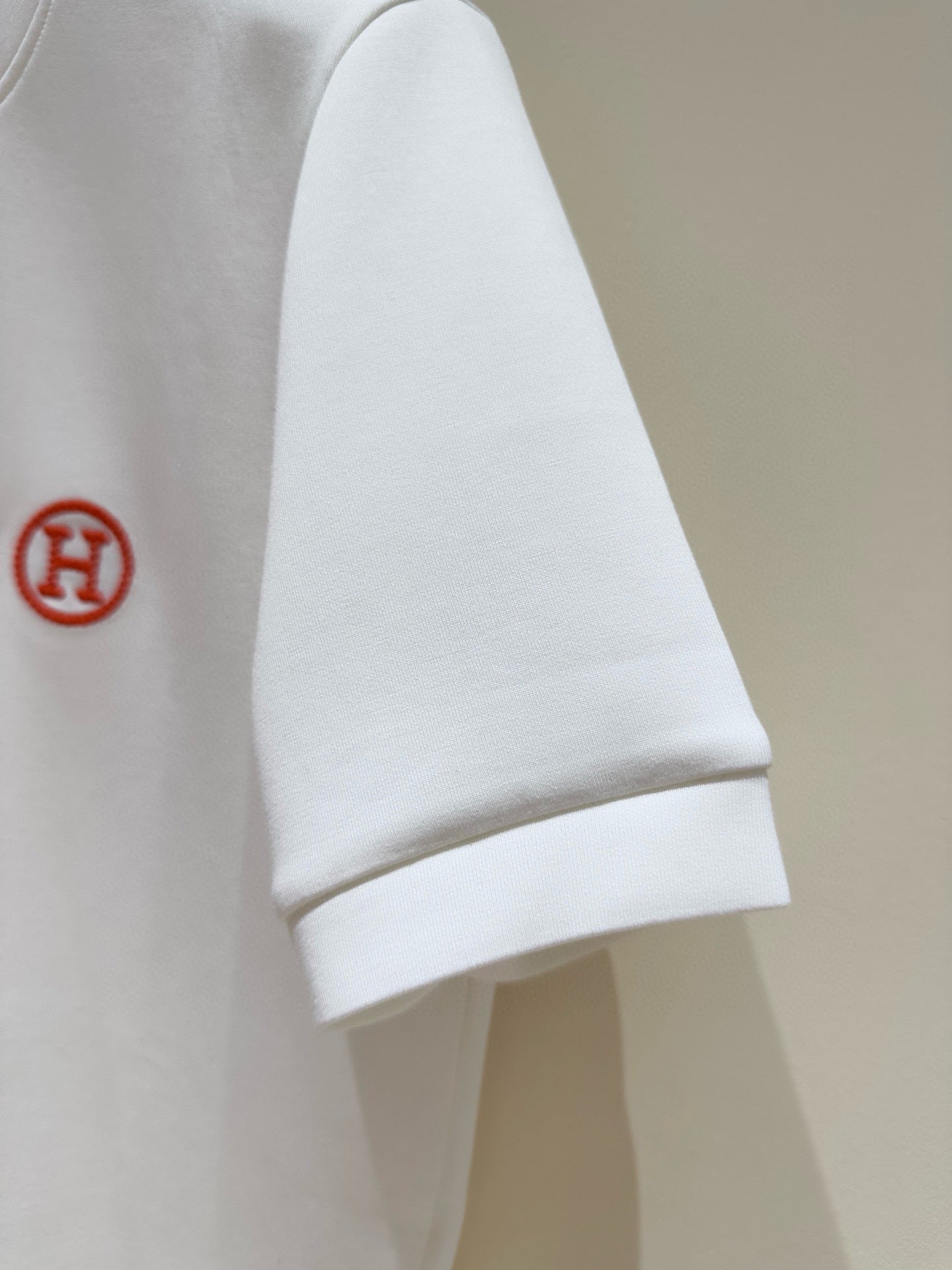 MINIMALIST WHITE SHORT SLEEVE T-SHIRT