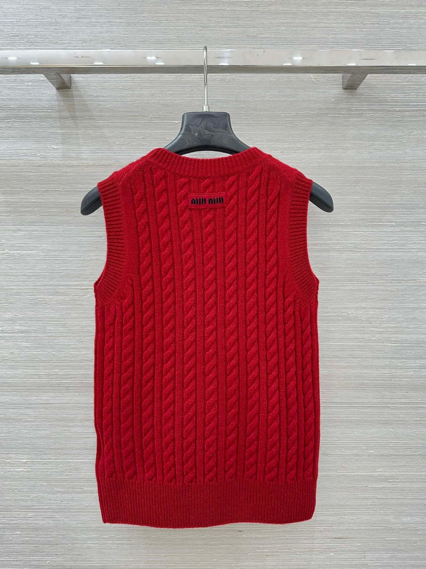 CABLE KNIT SLEEVELESS SWEATER