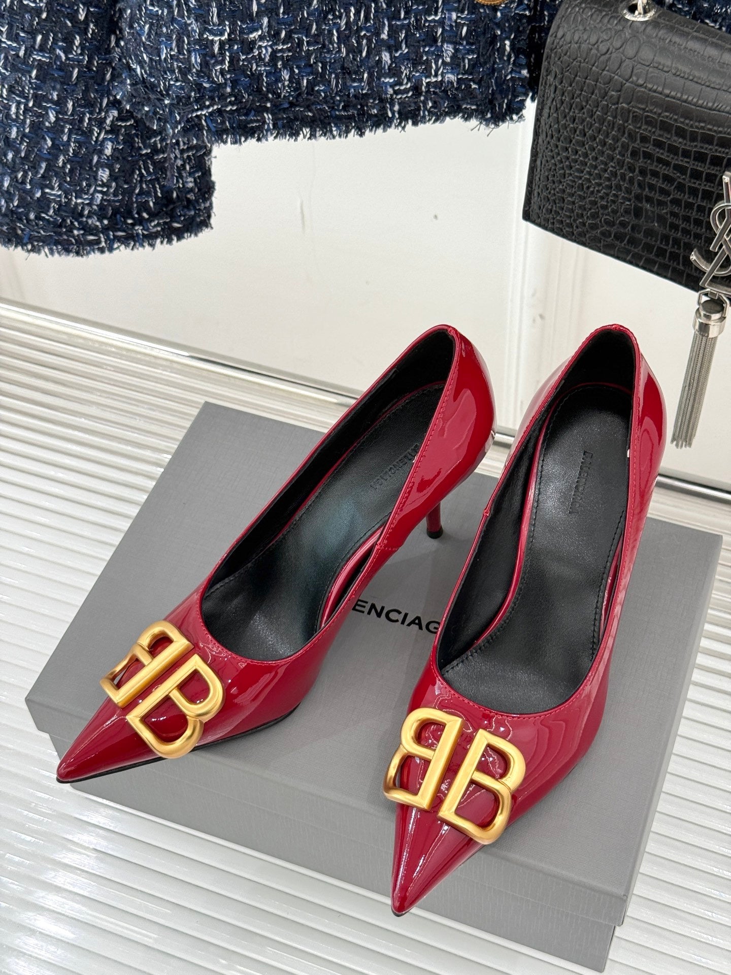 RED PATENT LEATHER POINTED HEELS