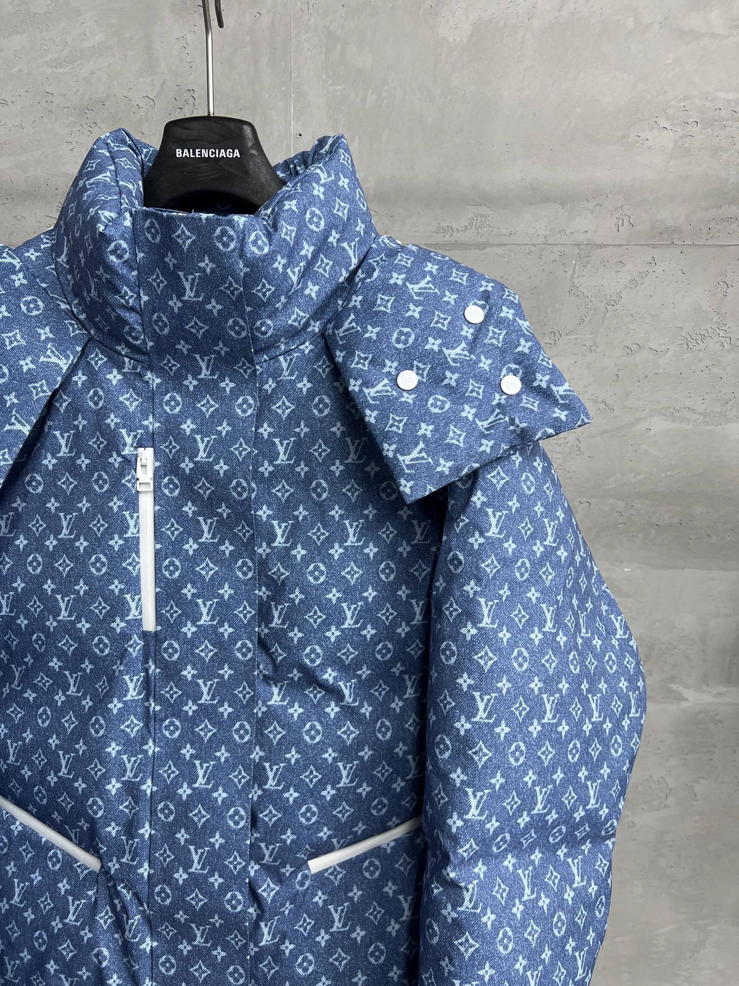 ALL-OVER PATTERN PUFFER JACKET WITH HOOD