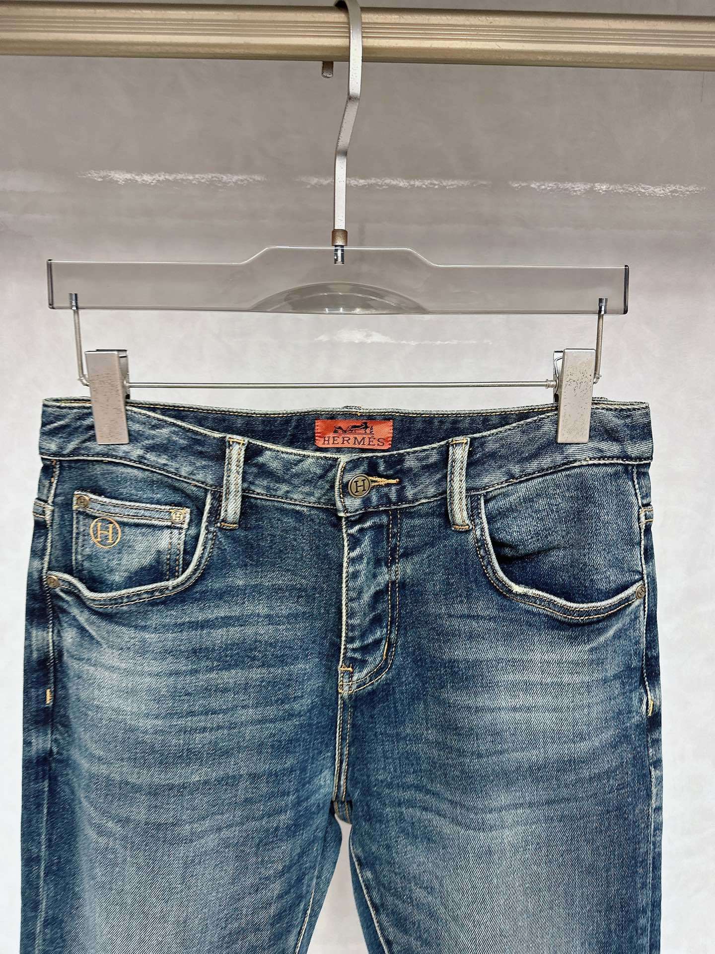 EMBROIDERED BACK POCKET DENIM JEANS WITH VINTAGE WASH