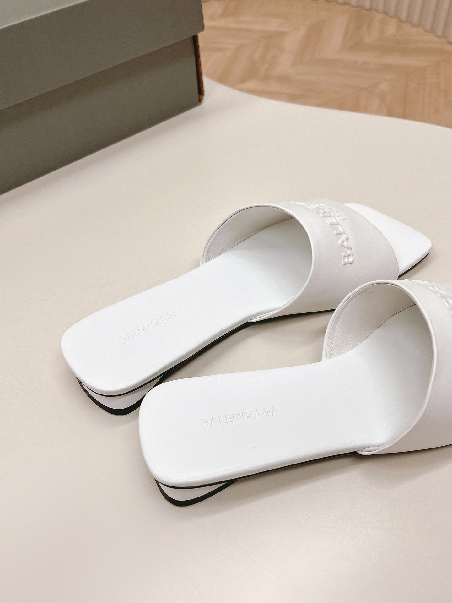 WHITE MINIMAL FLAT MULES