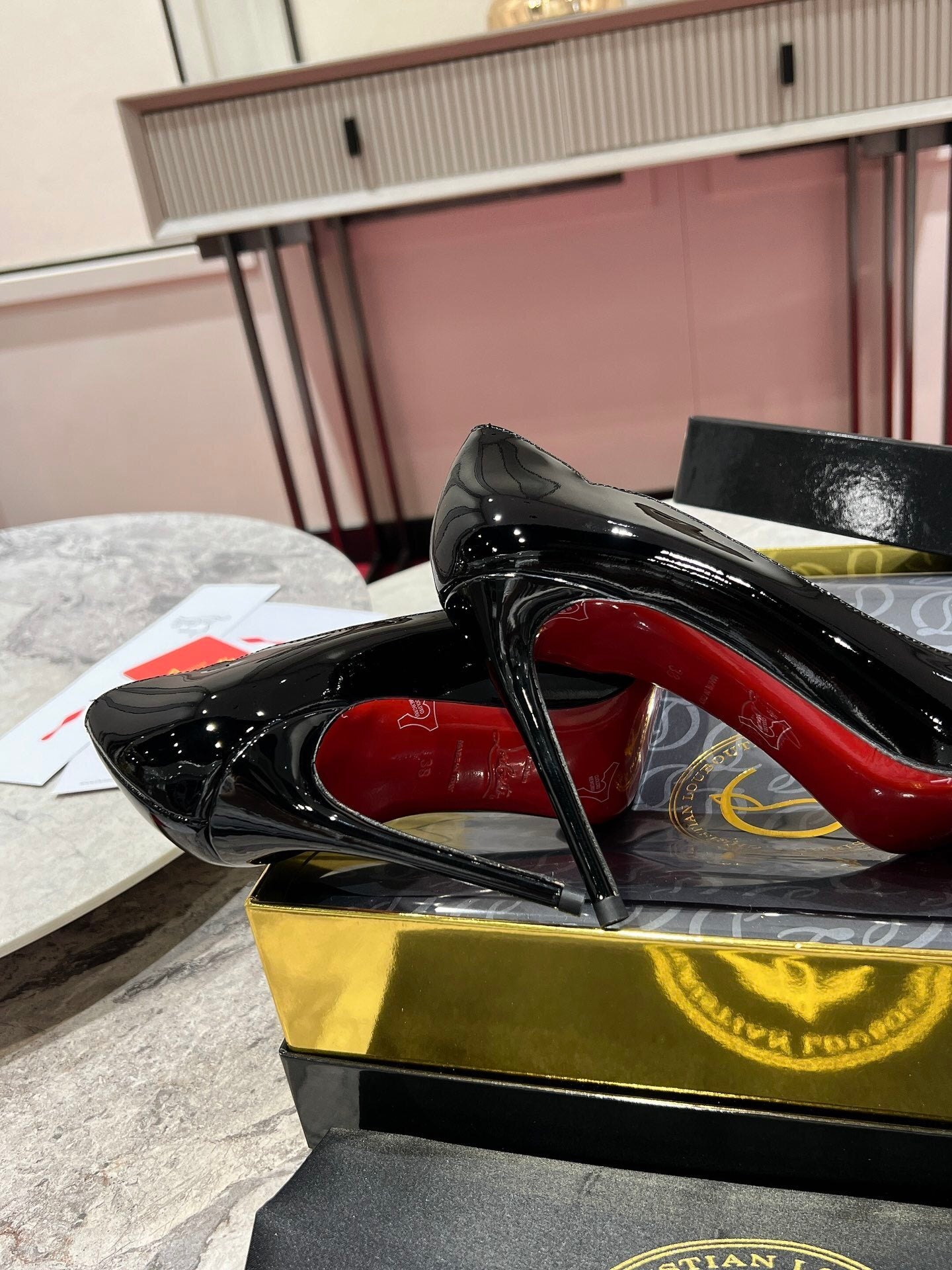 BLACK PATENT SCALLOPED POINTED PUMPS