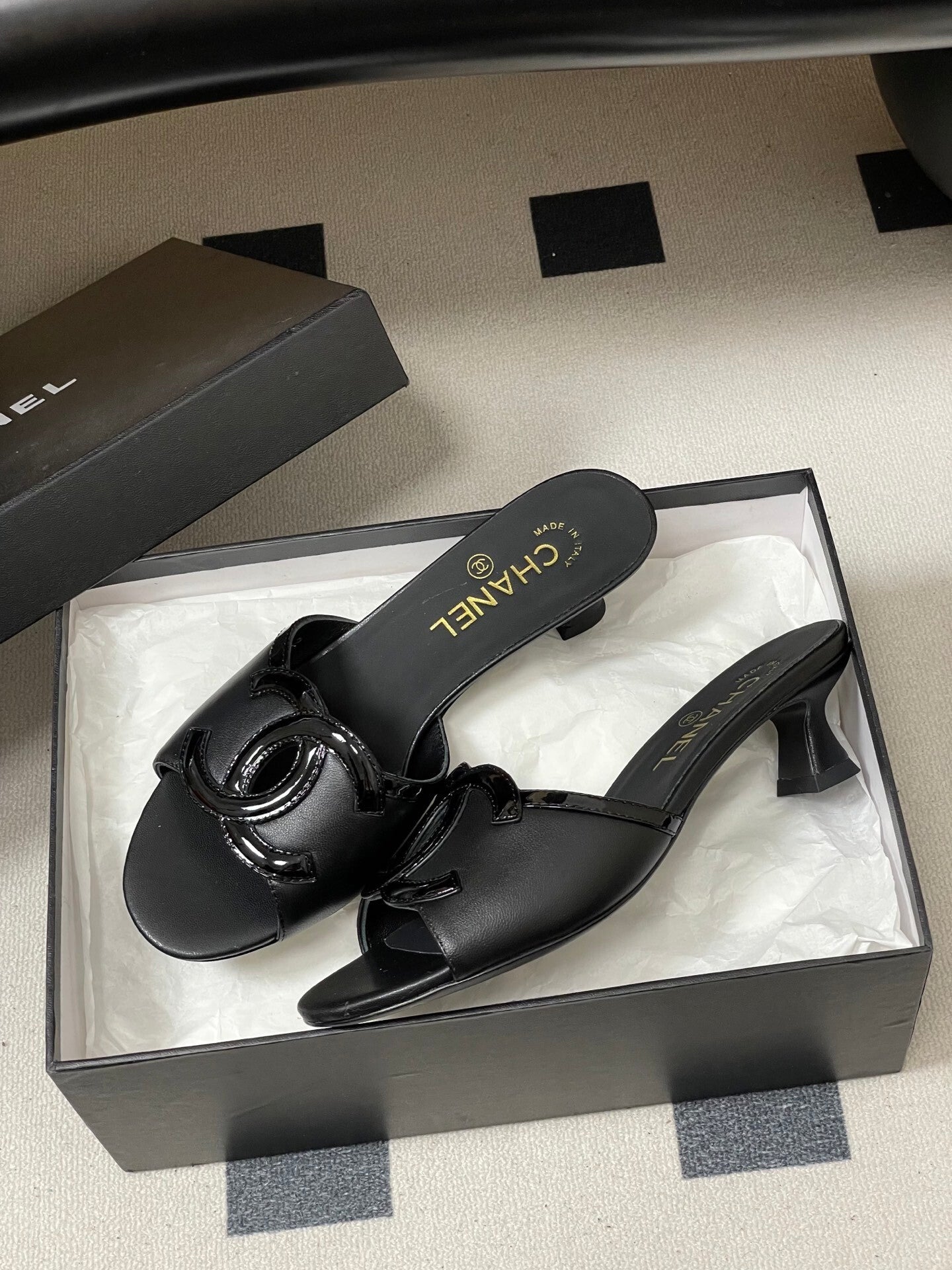BLACK LOW HEEL MULE SANDALS