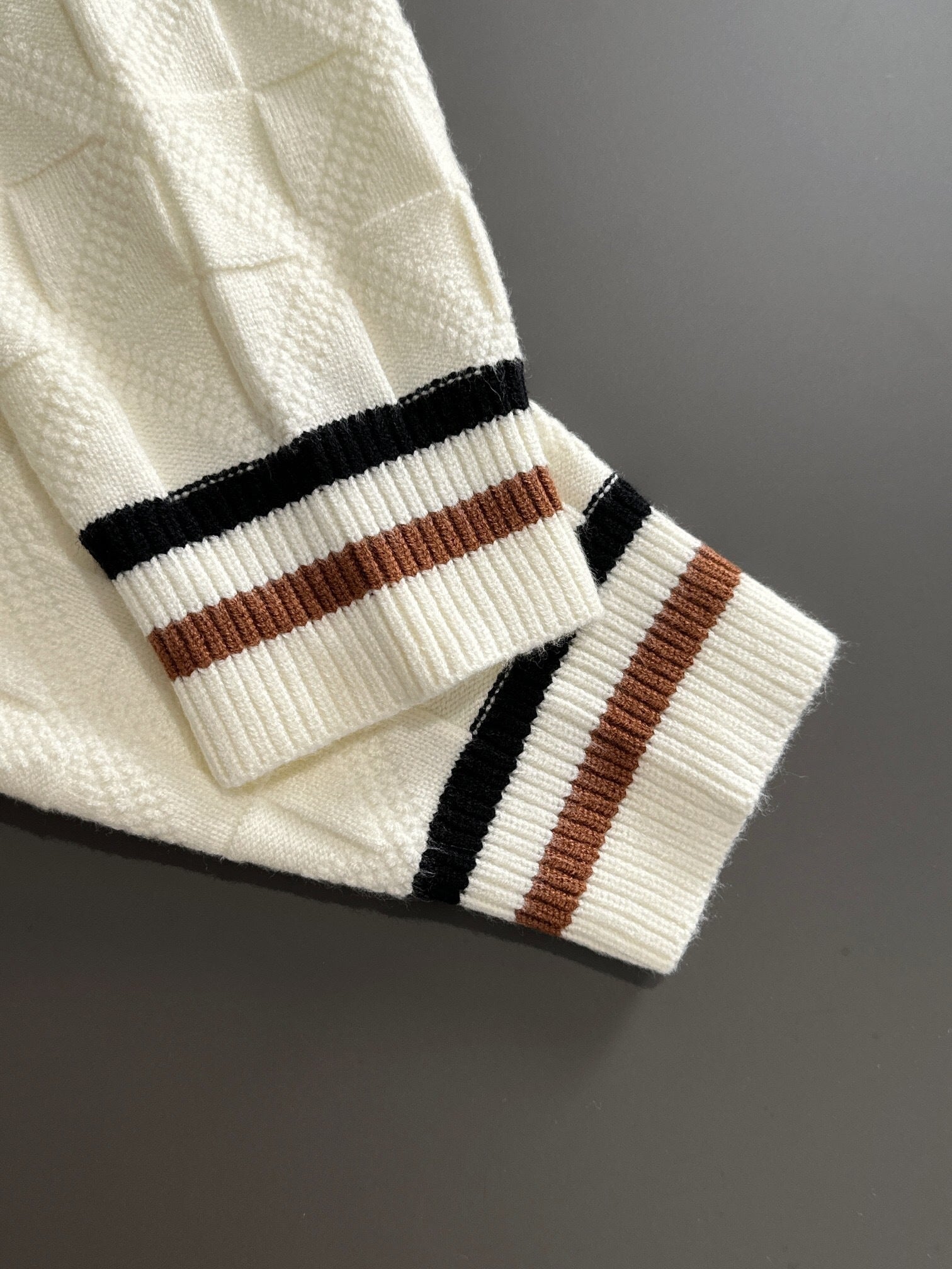 IVORY TEXTURED KNIT SWEATER WITH CONTRAST TRIM