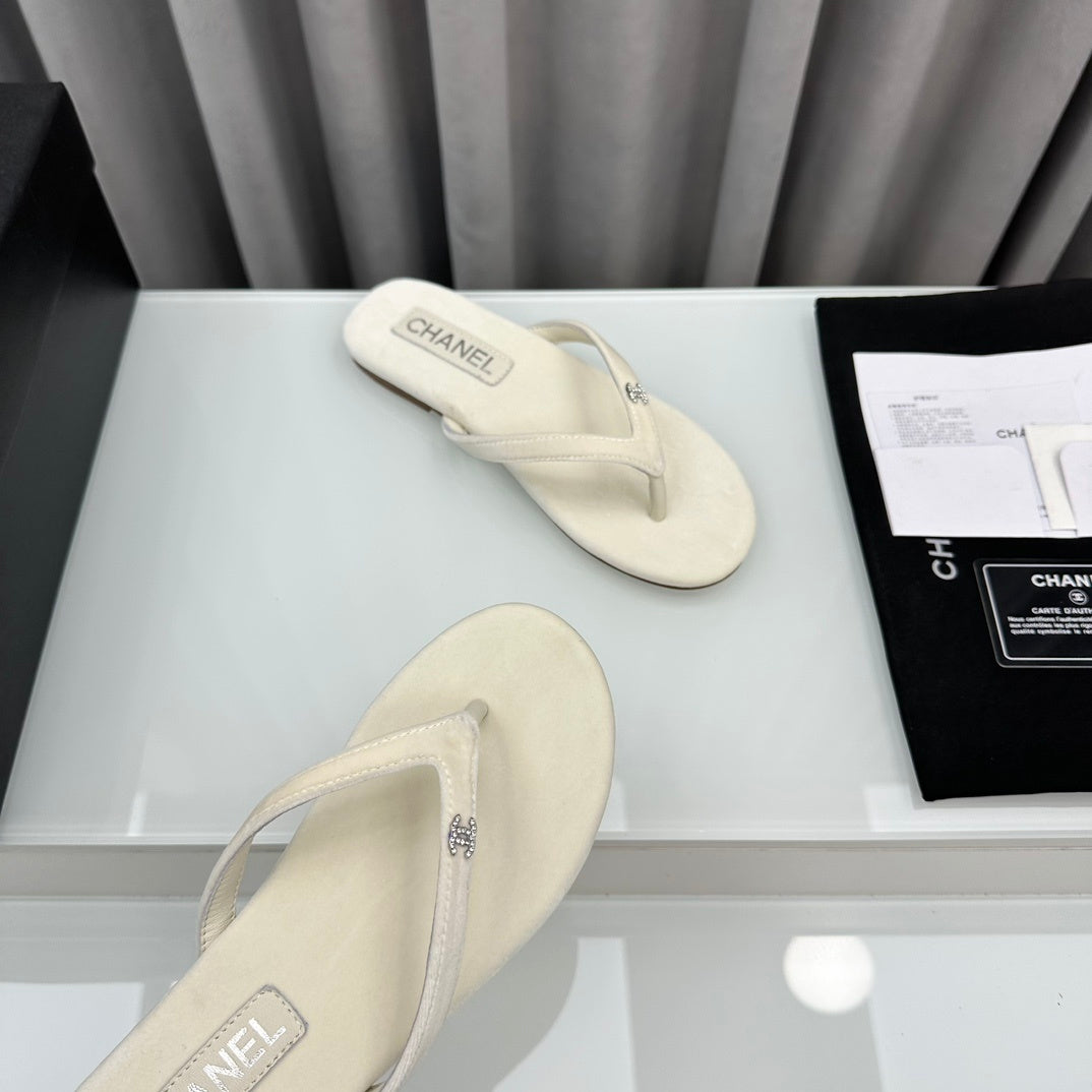 BEIGE FLIP FLOPS