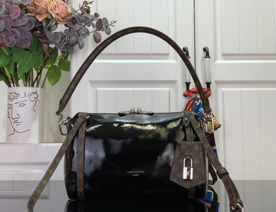 SLEEK ZIP SHOULDER BAG