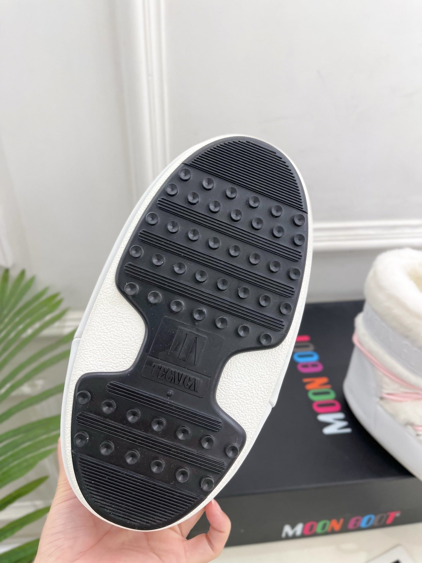 WHITE FAUX FUR LINED WINTER BOOTS WITH PINK LACES