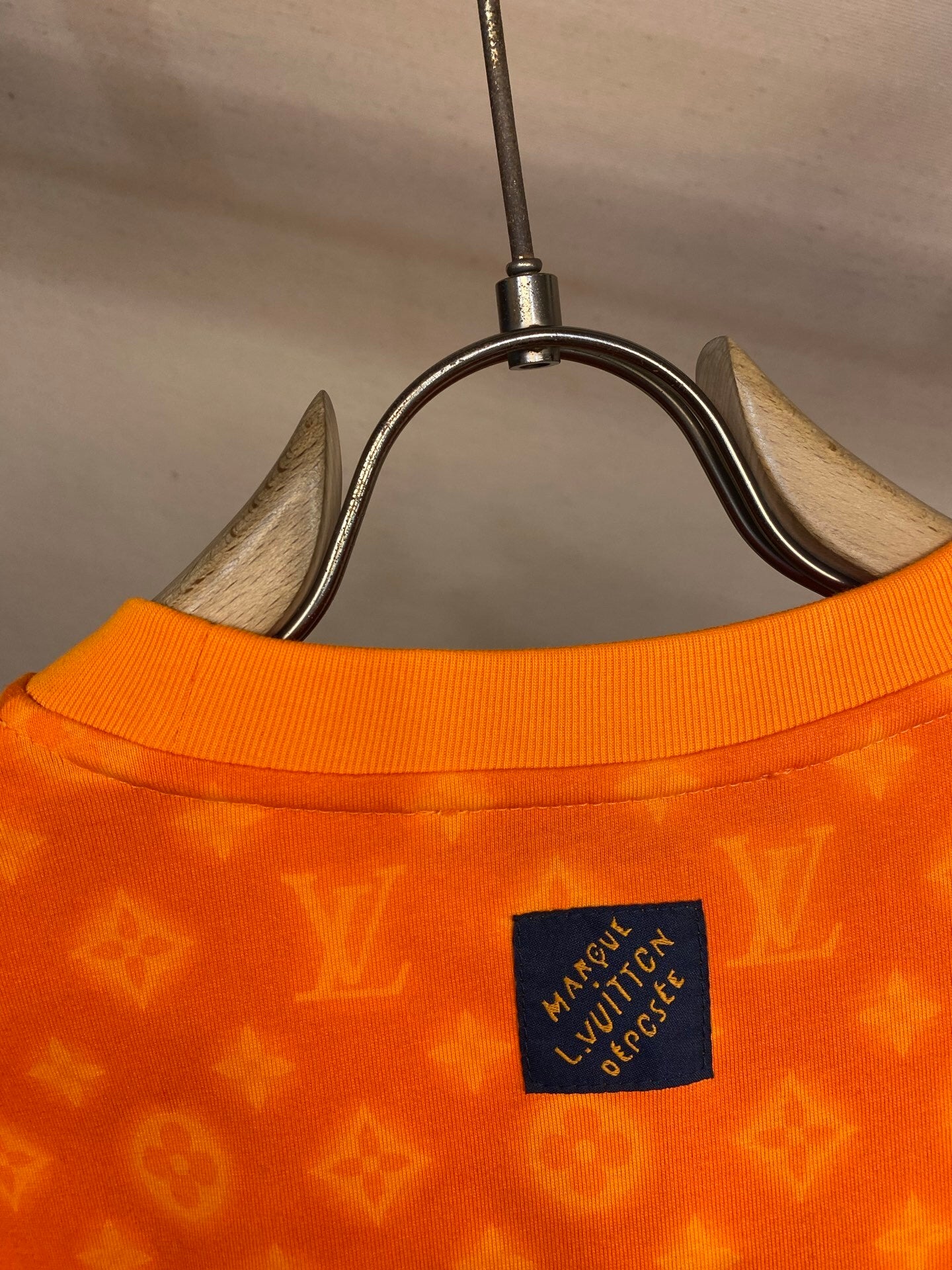 Kurzarm-T-Shirt mit durchgehendem Icon-Muster