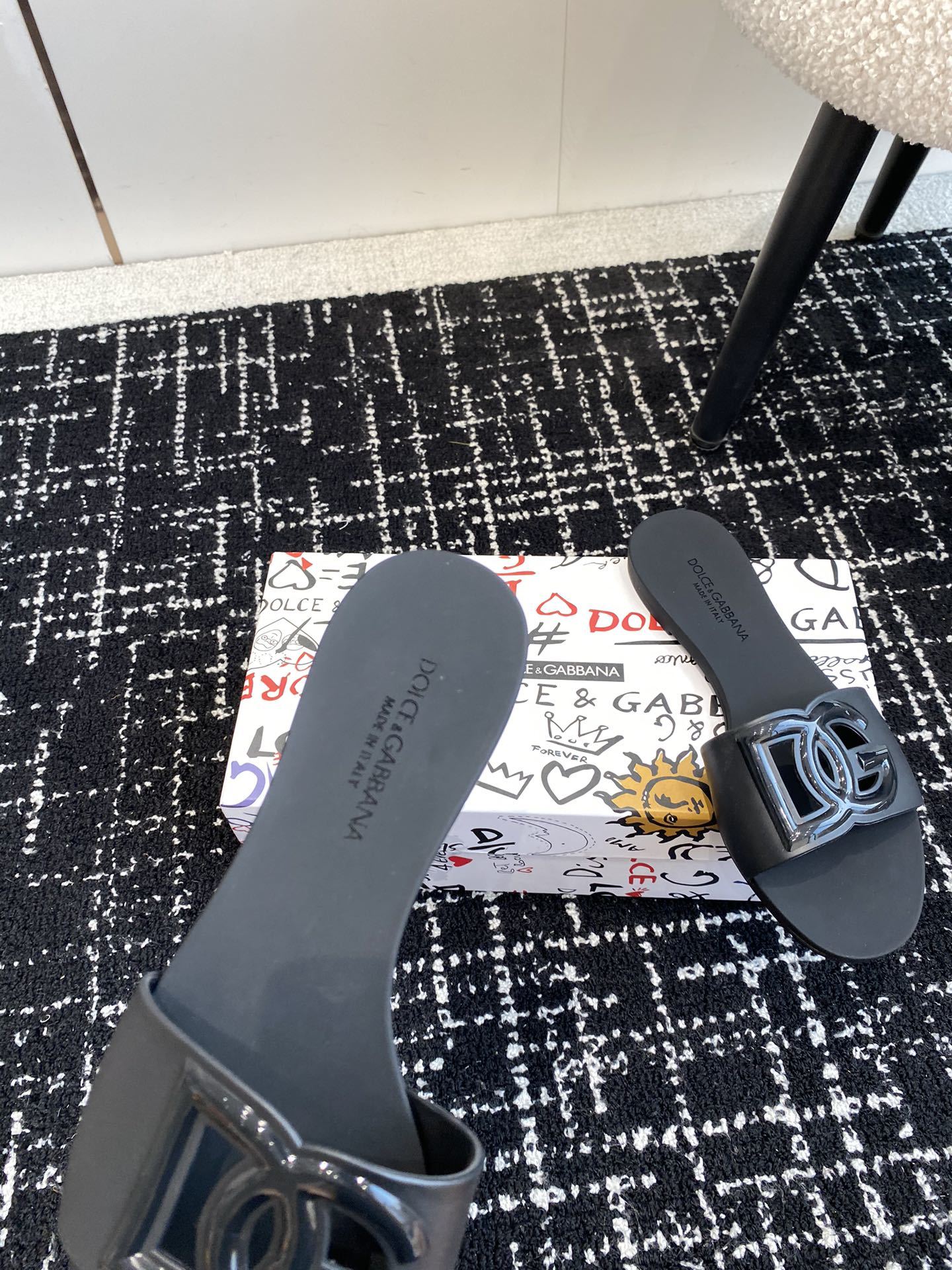 BLACK LOGO RUBBER SLIDES