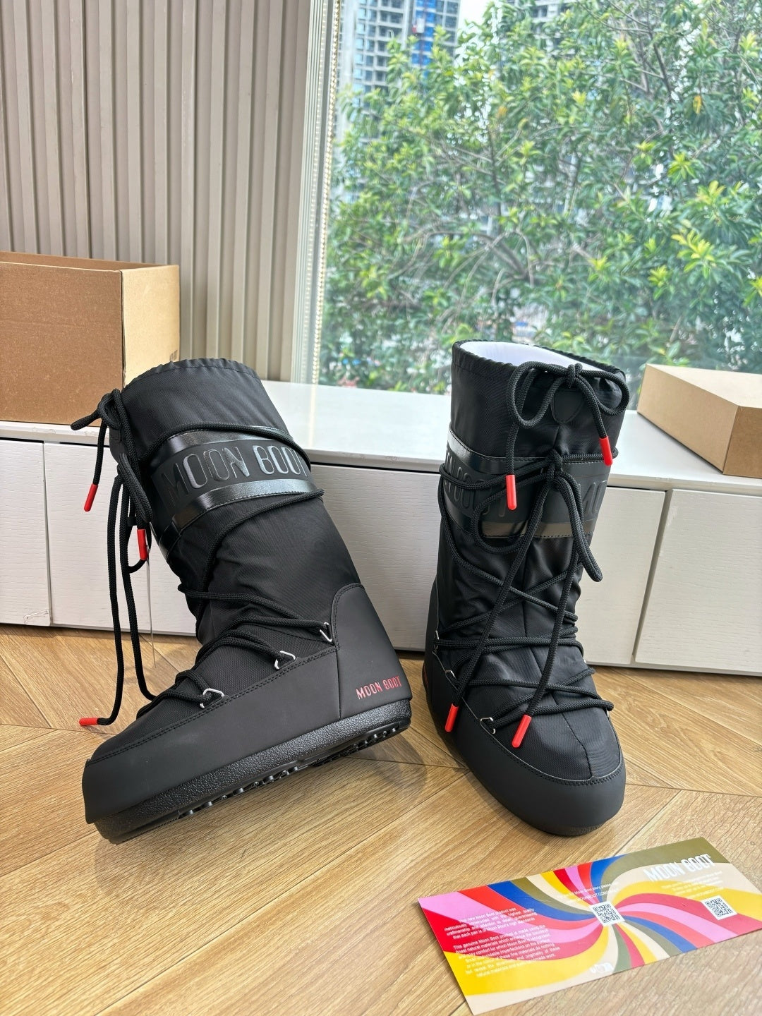 BLACK INSULATED LACE-UP WINTER BOOTS WITH CONTRAST DETAILS