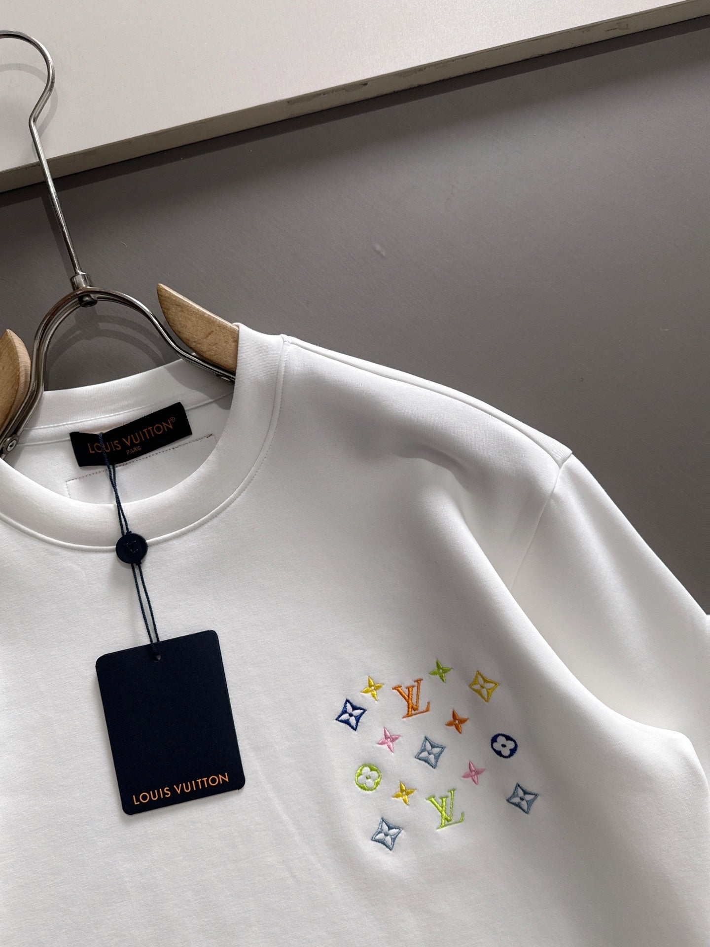 Minimalistisches Sweatshirt mit Rundhalsausschnitt und Stickerei