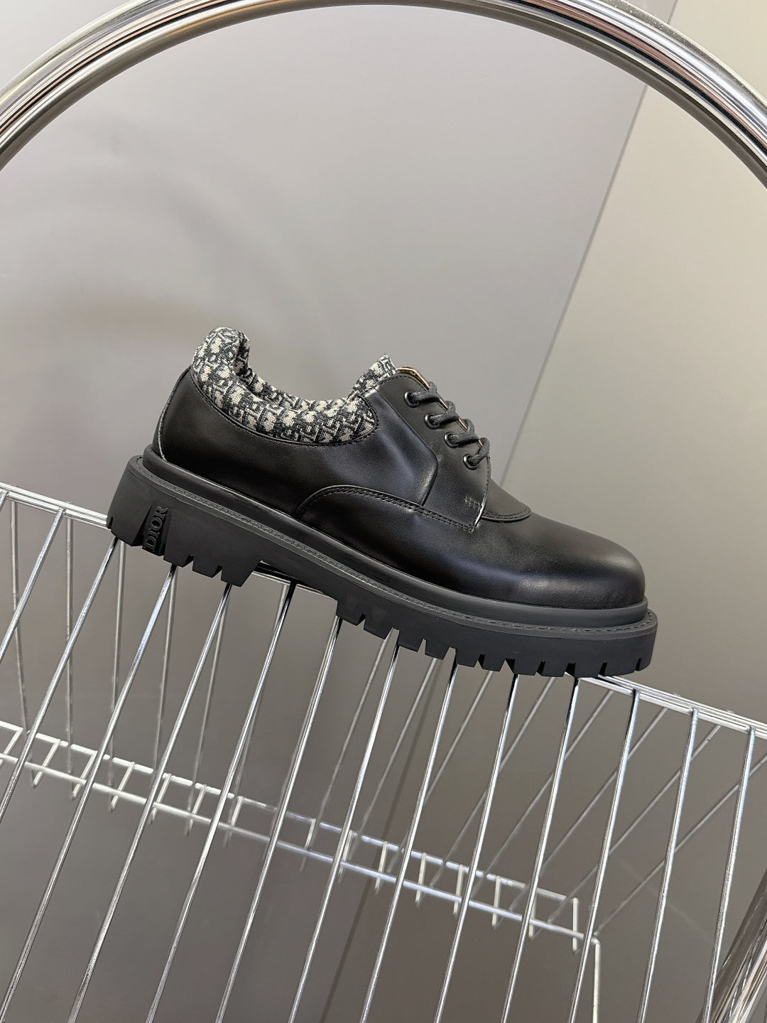 MEN’S BLACK LEATHER LACE-UP SHOES WITH CHUNKY SOLE