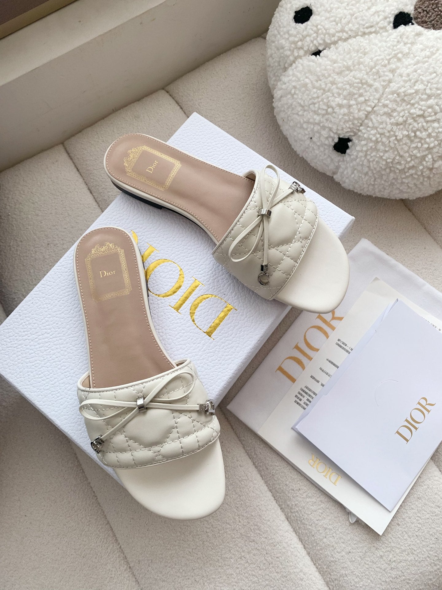 CREAM QUILTED BOW SLIDE SANDALS