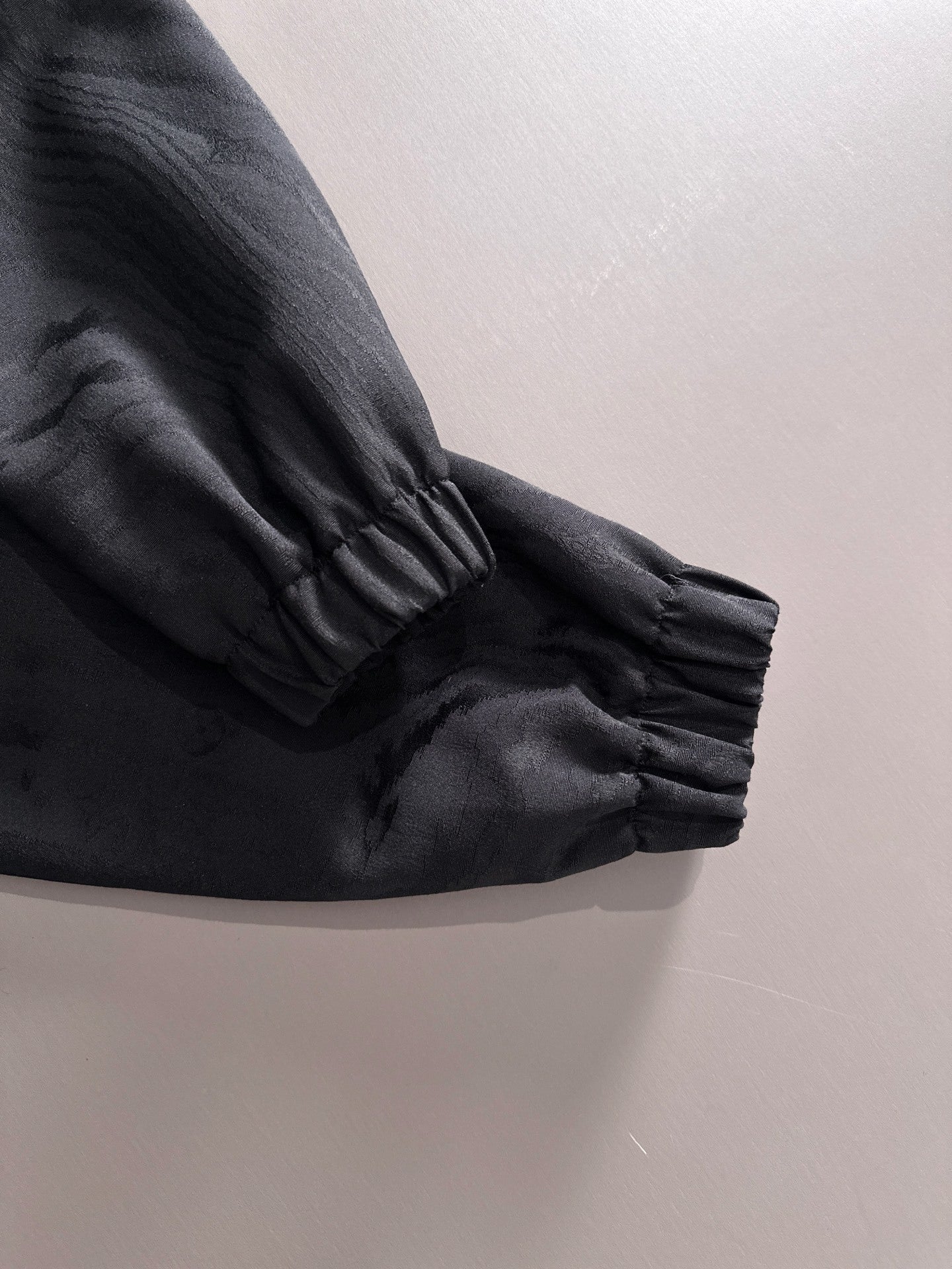 TEXTURED BLACK HOODED JACKET