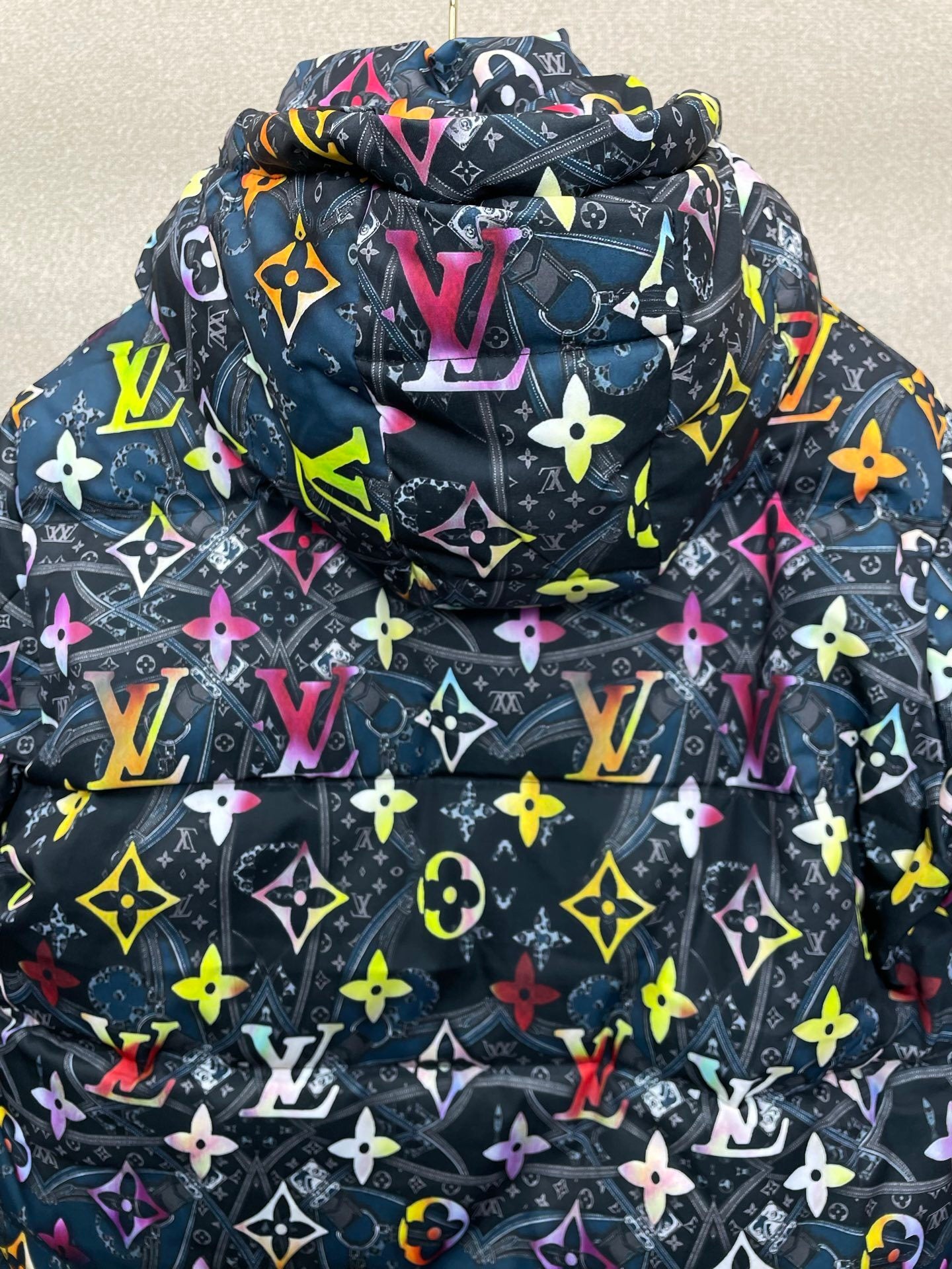 MEHRFARBIGE GRAFIK-PUFFERJACKE