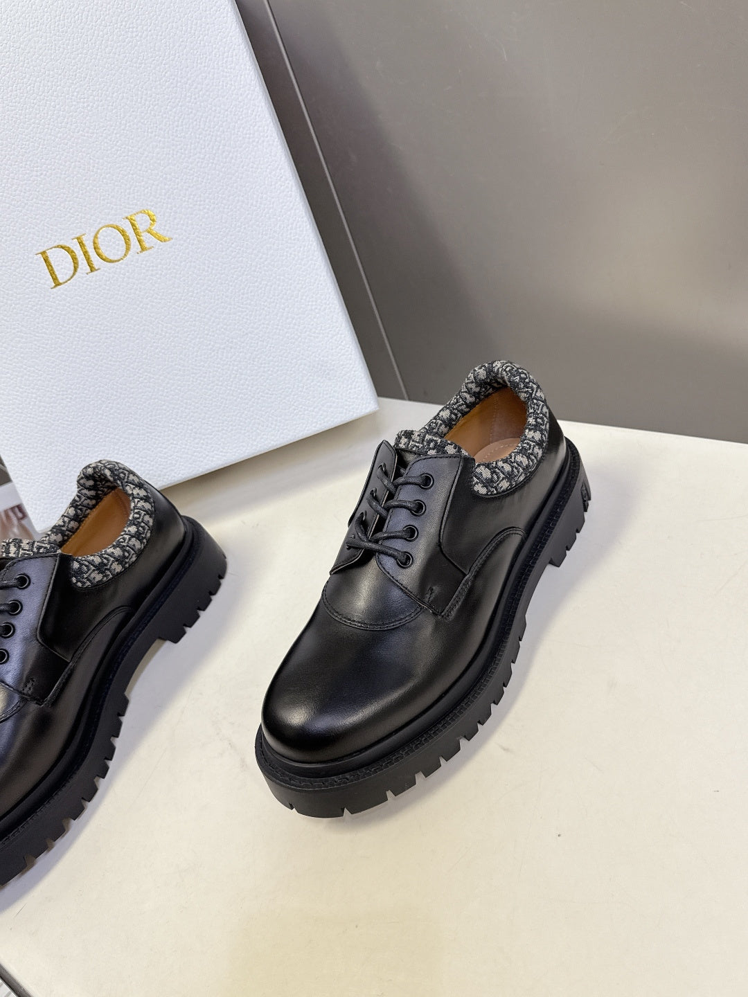 MEN’S BLACK LEATHER LACE-UP SHOES WITH CHUNKY SOLE