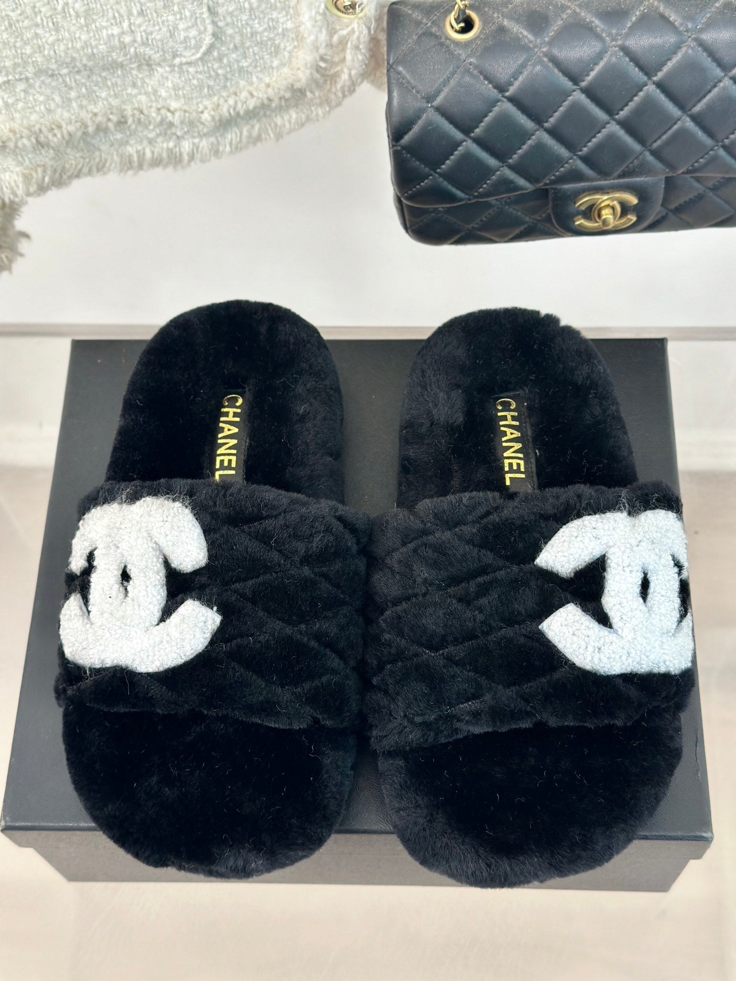 PLUSH FAUX FUR SLIDES – BLACK