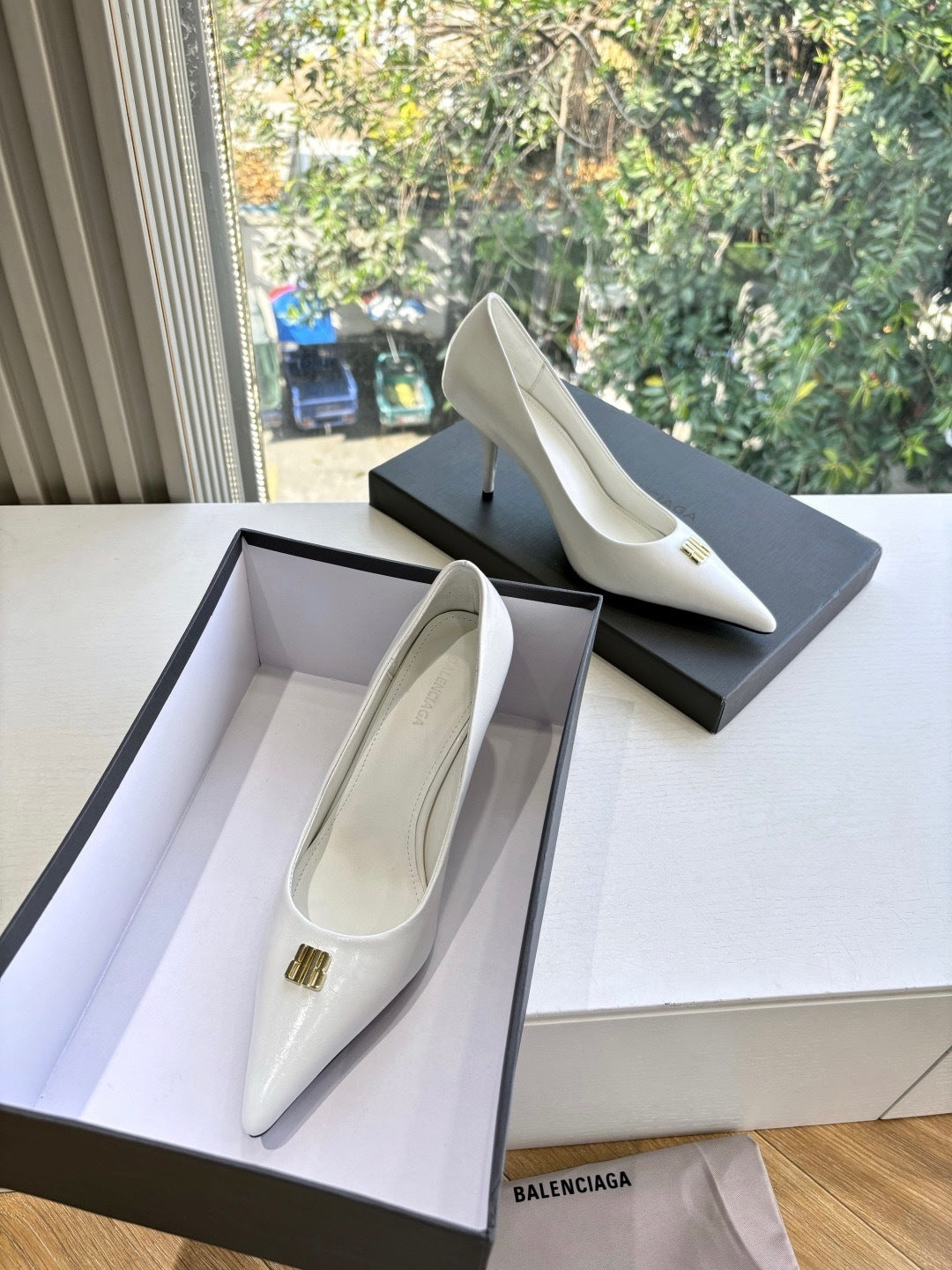 CLASSIC WHITE POINTED-TOE STILETTO HEELS