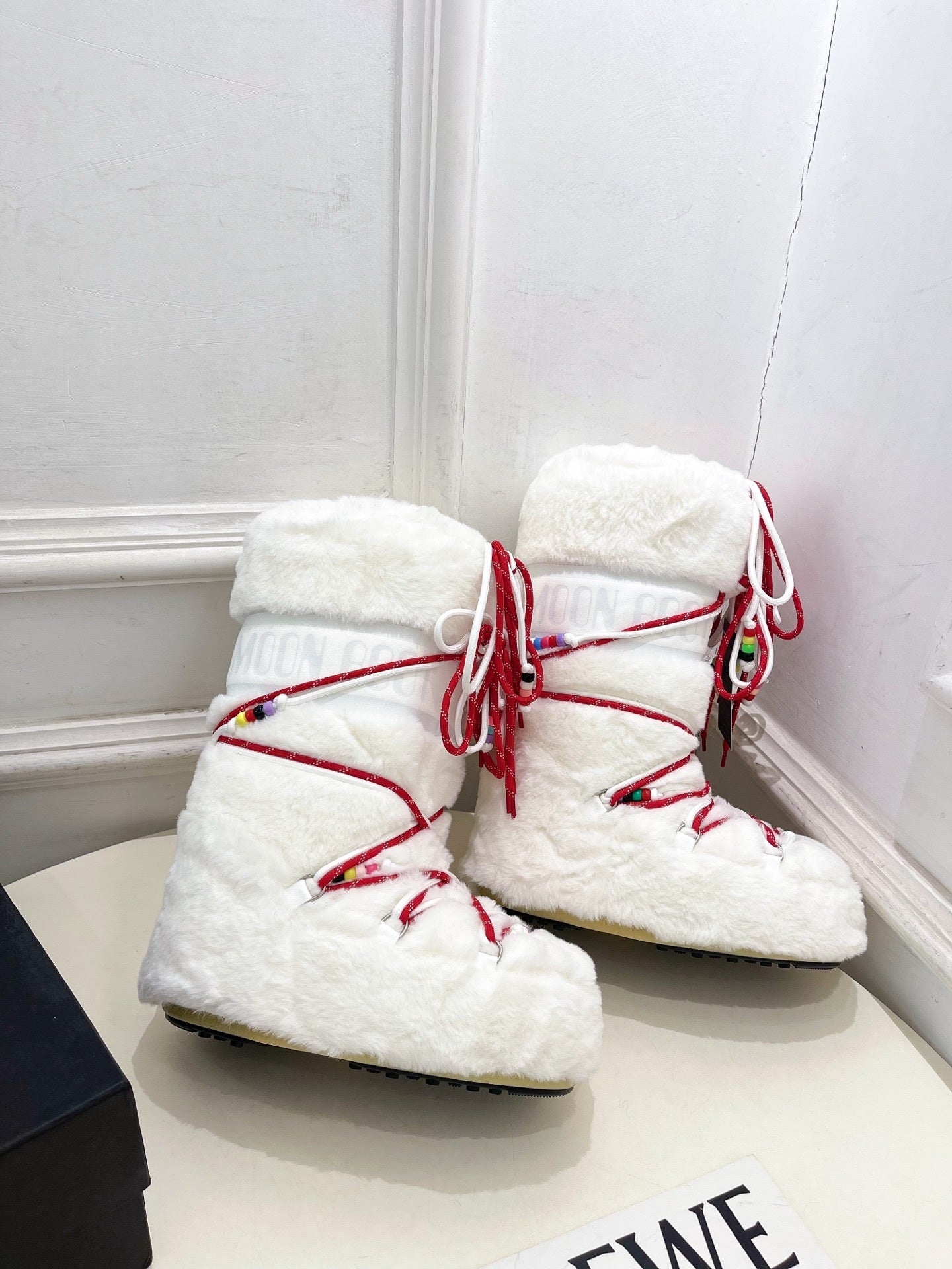 WHITE FAUX FUR LINED WINTER BOOTS WITH DECORATIVE LACES