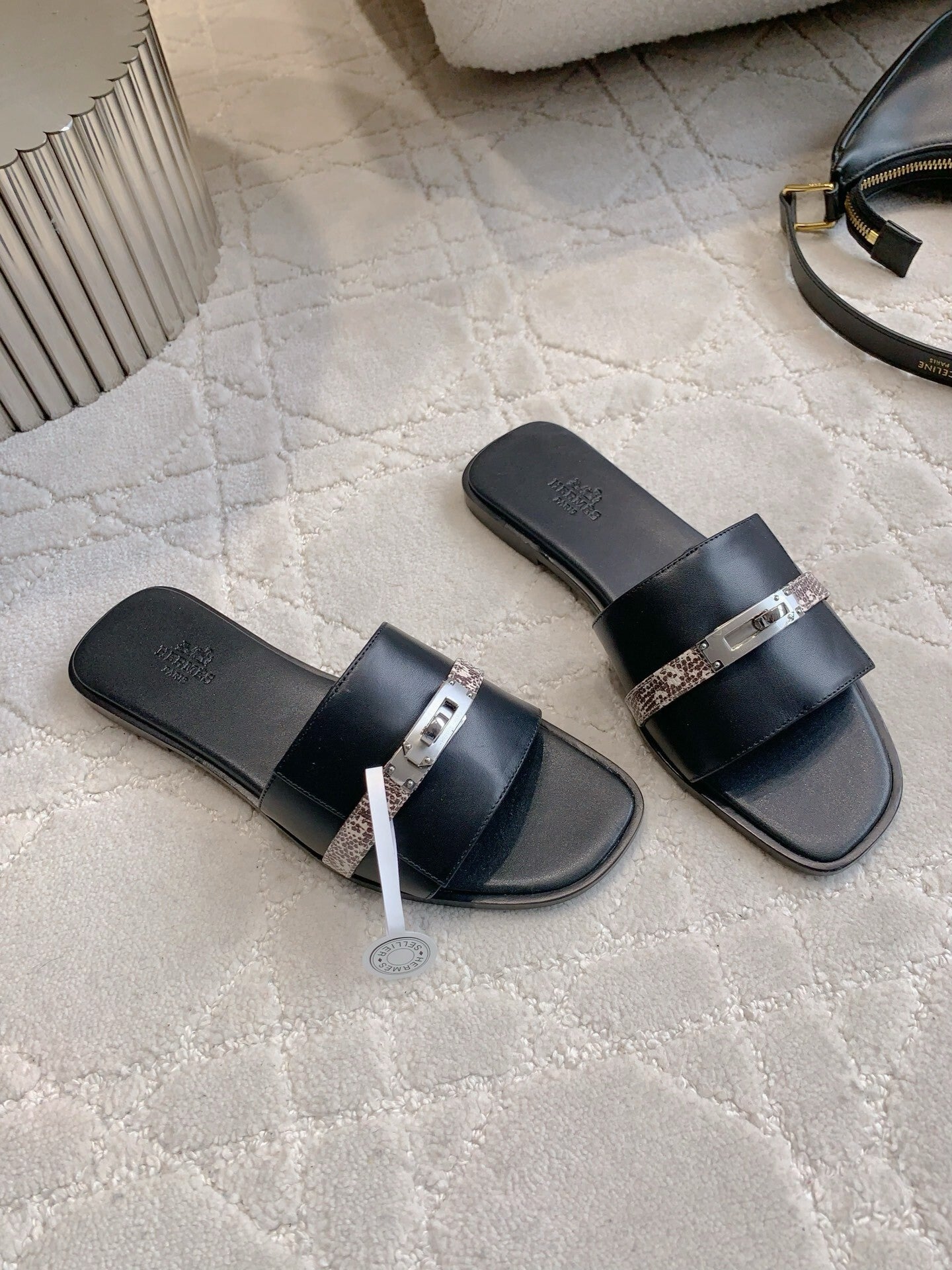 BLACK FLAT SLIDES WITH MINIMALIST STRAP DETAIL