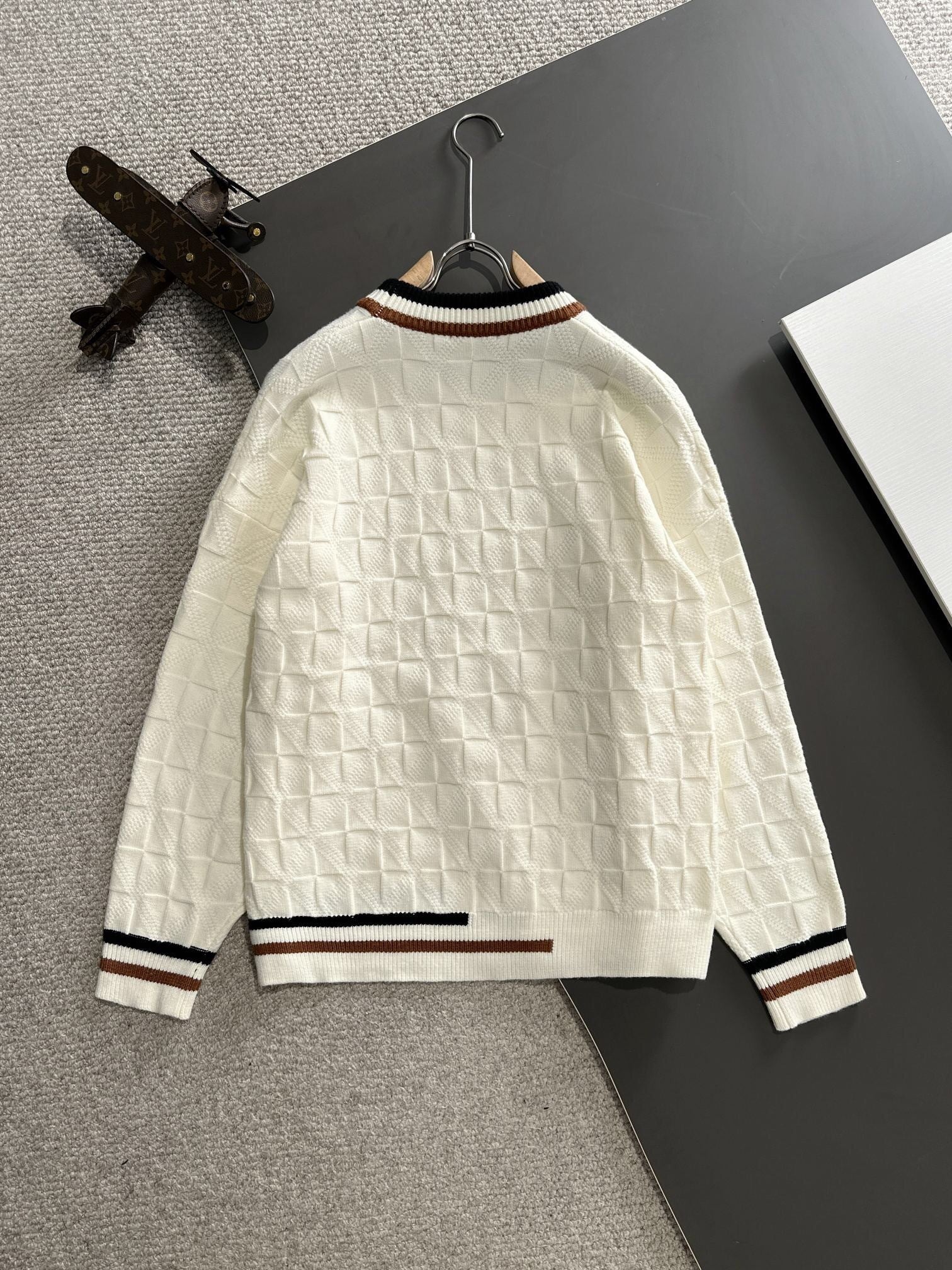 IVORY TEXTURED KNIT SWEATER WITH CONTRAST TRIM