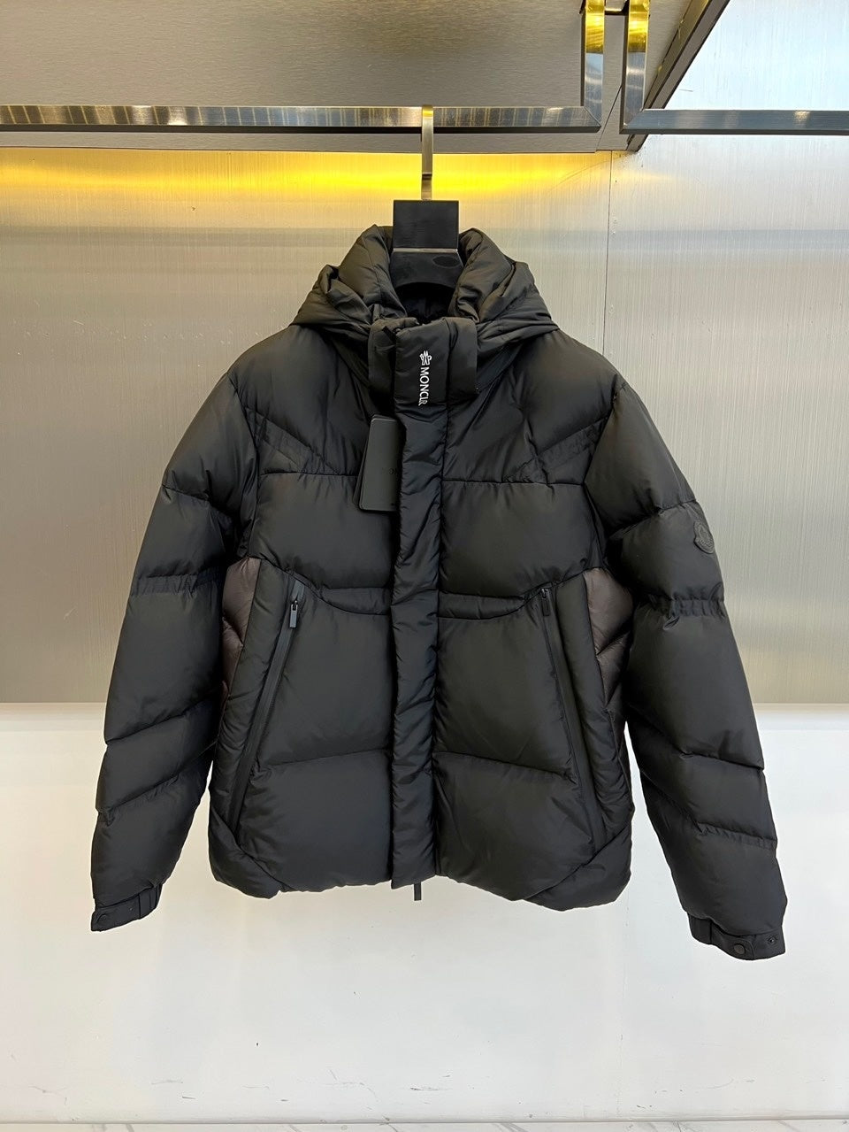 INSULATED BLACK PUFFER JACKET WITH HOODED DESIGN